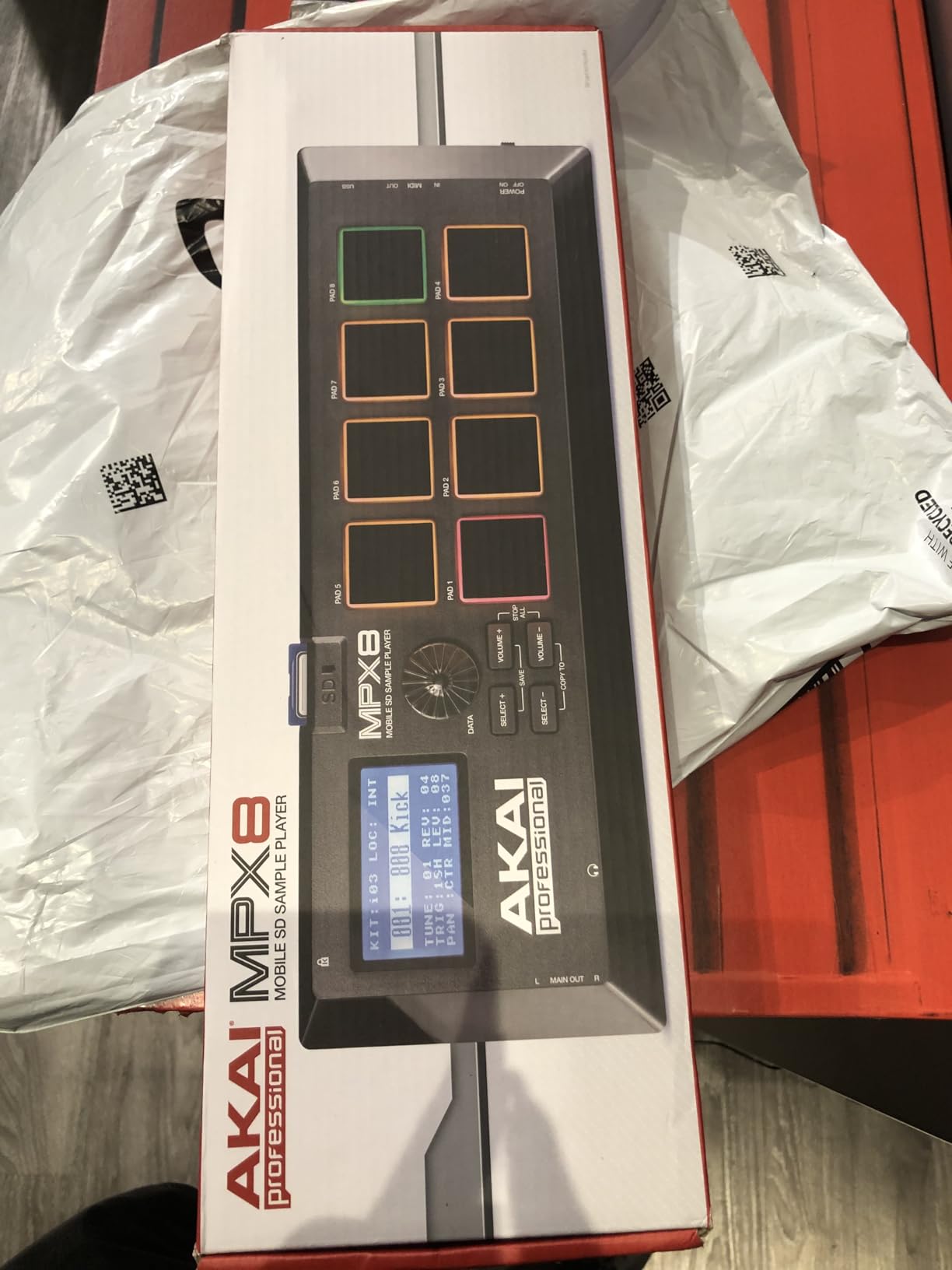 Akai Professional MPX8 - Portable Sample Pad Controller With 8 Performance-Ready Velocity-Sensitive Pads, MIDI Connectivity and On-Board SD Card Slot customer photo 2