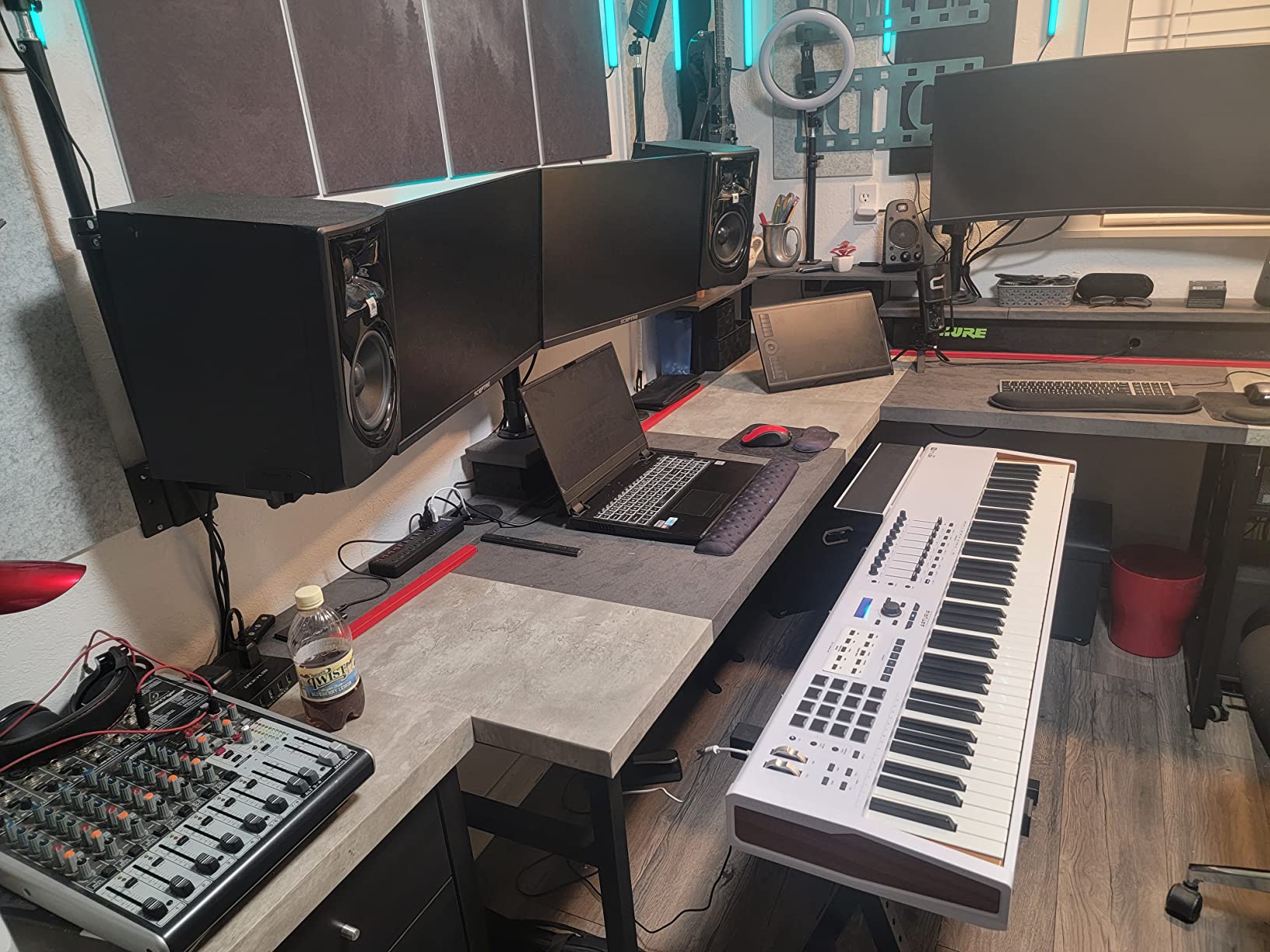 Arturia BeatStep Pro Controller and Sequencer - Aftertouch, Velocity Sensitive, With 2 Independent Melodic Sequencers, Drum Sequencer, 16 Drum Pads, MIDI/CV/Gate I/O and Music Production Software customer photo 1
