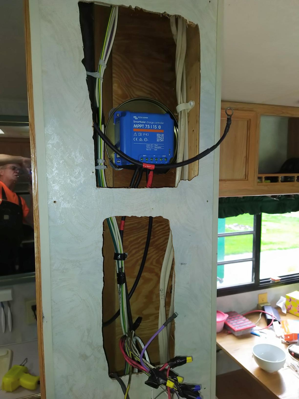 Victron Energy SmartSolar MPPT Solar Charge Controller (Bluetooth) - 75V, 15 amp, 12/24-Volt customer photo 2