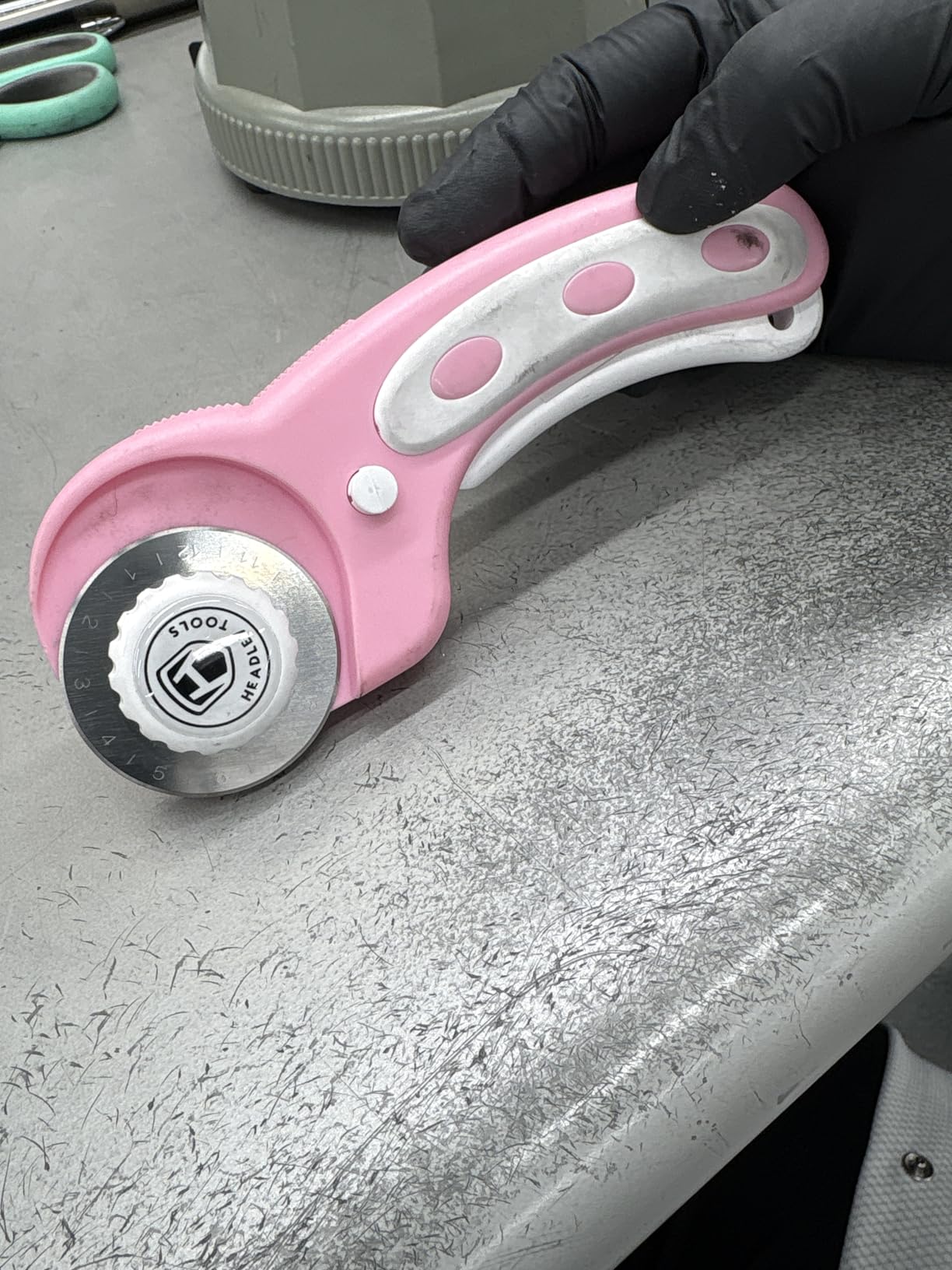 45mm Rotary Cutter with 5pcs Extra Blades, Ergonomic Handle Rolling Cutter with Safety Lock for Fabric, Leather, Crafting, Sewing, Quilting, Fabric Rotary Cutter Perfect for Left & Right Hand(Pink) customer photo 1