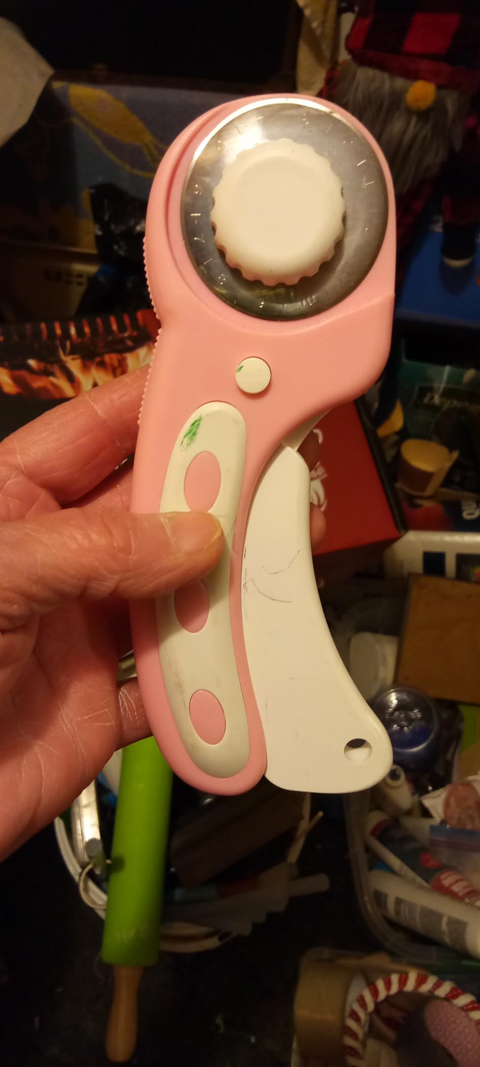 45mm Rotary Cutter with 5pcs Extra Blades, Ergonomic Handle Rolling Cutter with Safety Lock for Fabric, Leather, Crafting, Sewing, Quilting, Fabric Rotary Cutter Perfect for Left & Right Hand(Pink) customer photo 2