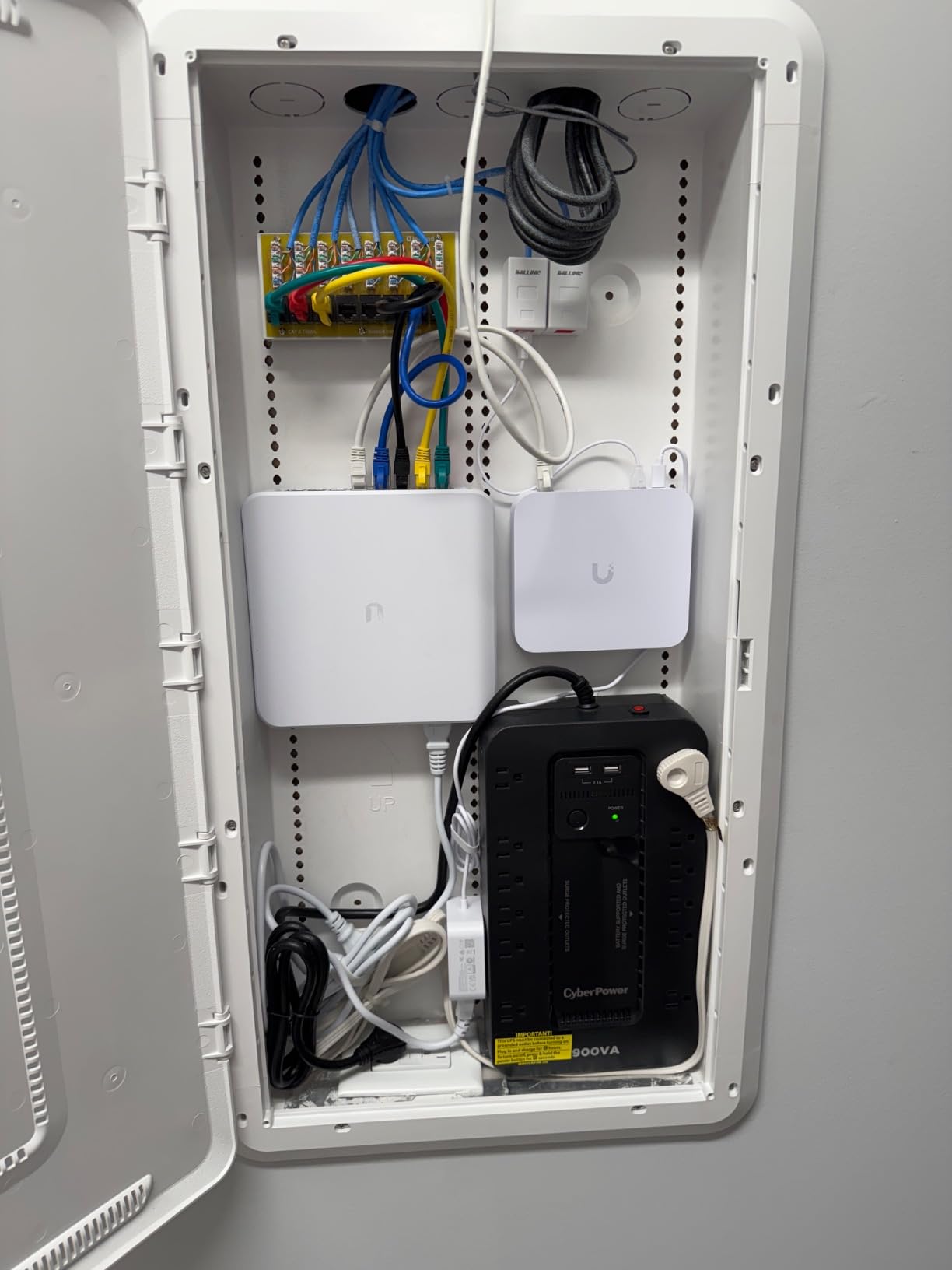 CyberPower ST900U Standby UPS System, 900VA/500W, 12 Outlets, 2 USB Charging Ports, Compact, Black customer photo 1