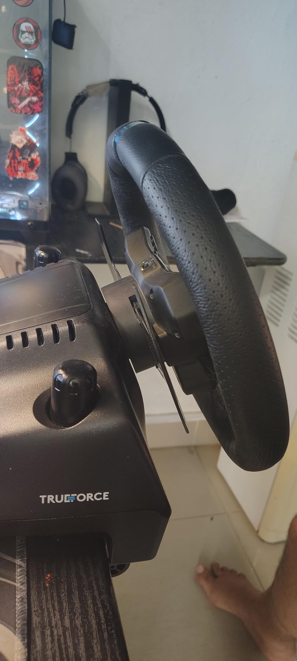 Logitech G923 Racing Wheel and Pedals, TRUEFORCE up to 1000 Hz Force Feedback, Gaming Steering Wheel PS5, PS4, PC, Mac, Genuine Leather - Black customer photo 1