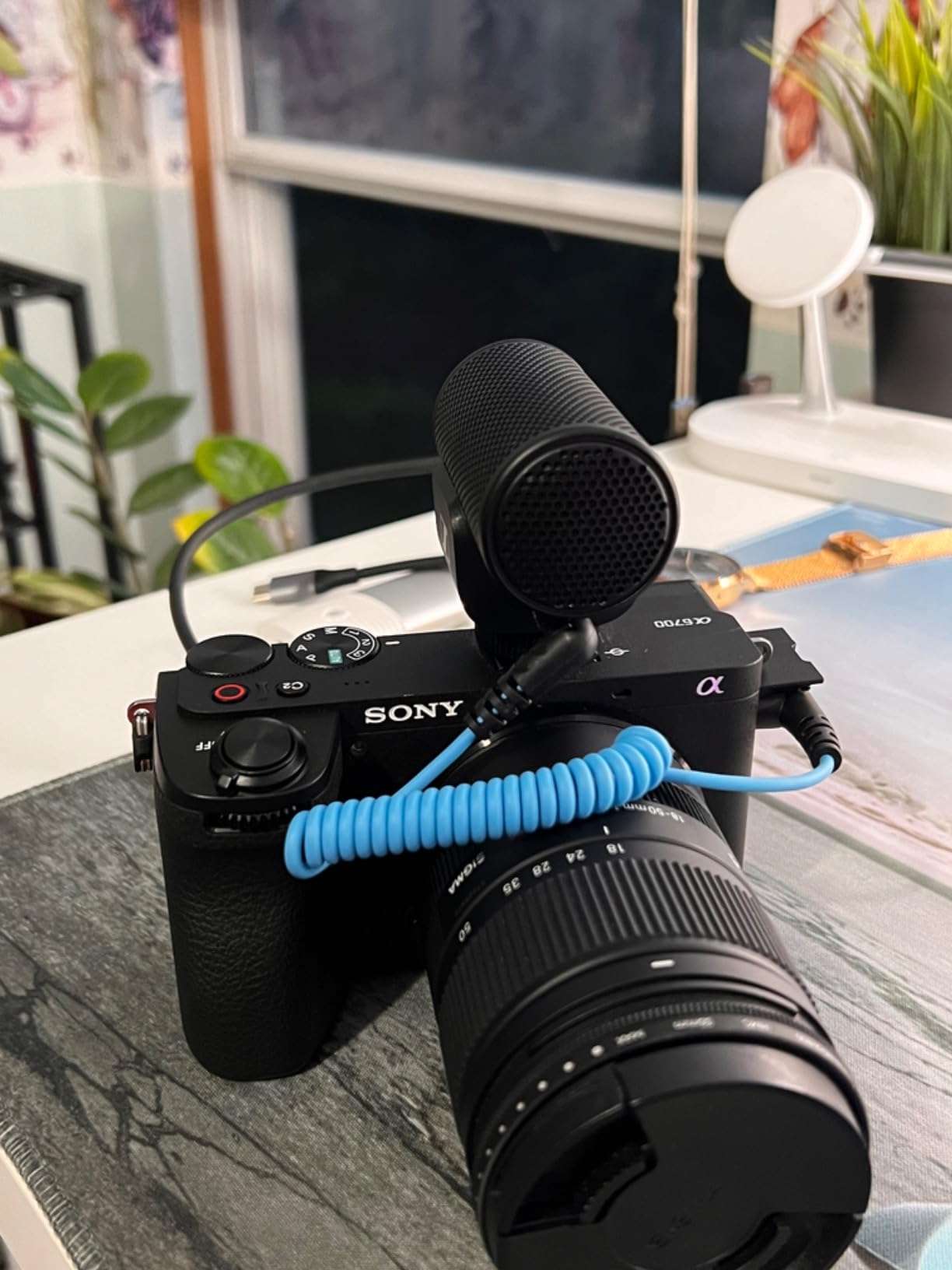 SENNHEISER Professional MKE 200 Directional On-Camera Microphone with 3.5mm TRS and TRRS Connectors for DSLR, Mirrorless & Mobile, Auxiliary customer photo 2