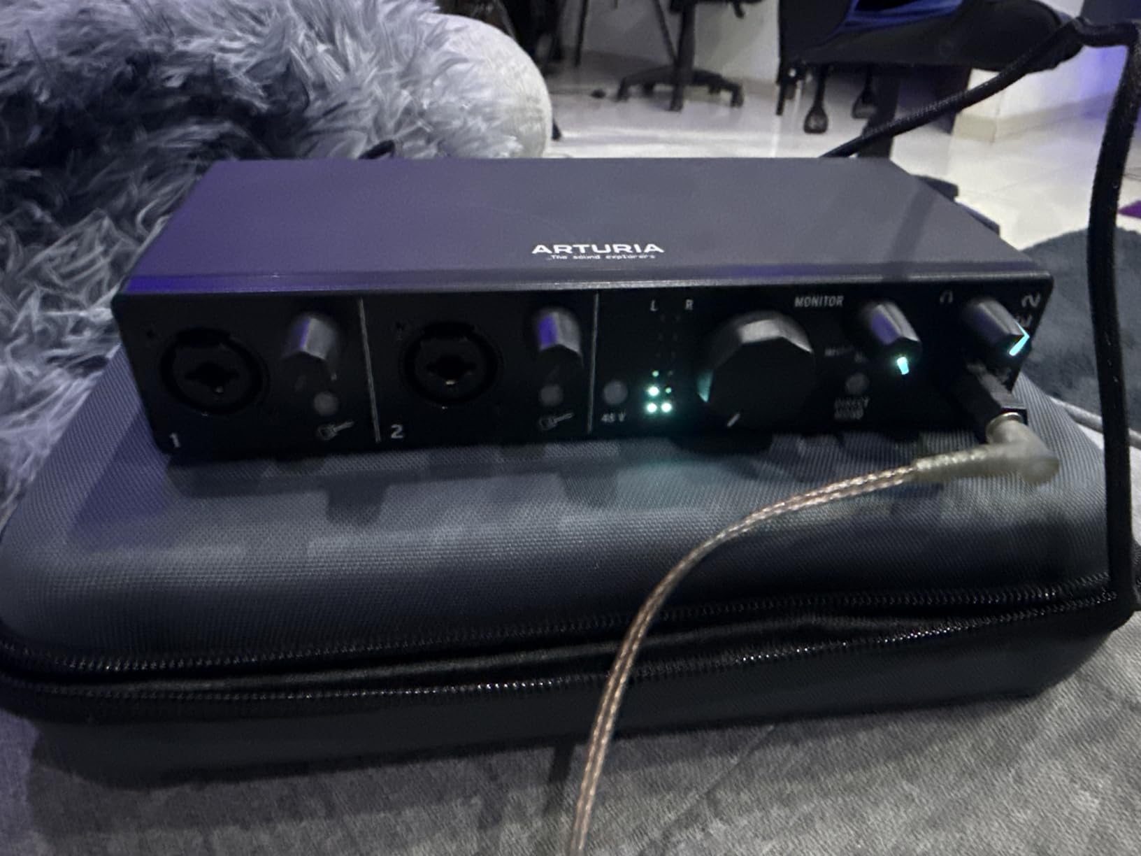 Arturia MiniFuse 2 - Compact USB Audio & MIDI Interface with Creative Software for Recording, Production, Podcasting, Guitar - White customer photo 1