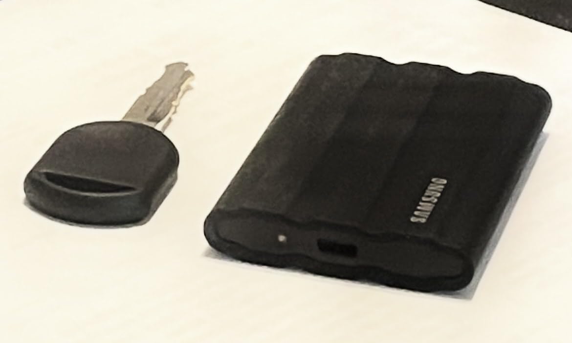 Samsung T7 Shield 1TB, up to 1050MB/s, USB 3.2 Gen2, Rugged, IP65 Rated, for Photographers, Content Creators and Gaming, Portable External Solid State Drive (MU-PE1T0S/AM, 2022), Black customer photo 1