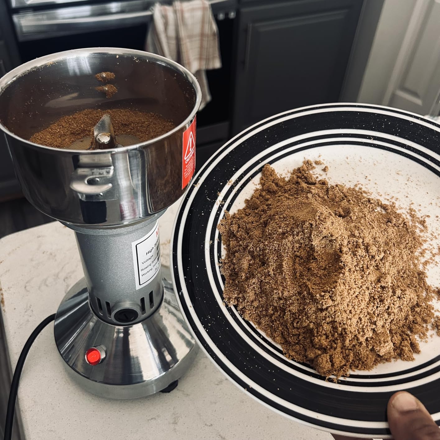 LEJIEYIN Electric herb Grinder 550g High Speed Electric Stainless Steel Spice Flour Mill Herb Grinder Powder Machine for Dry Food Grin customer photo 1