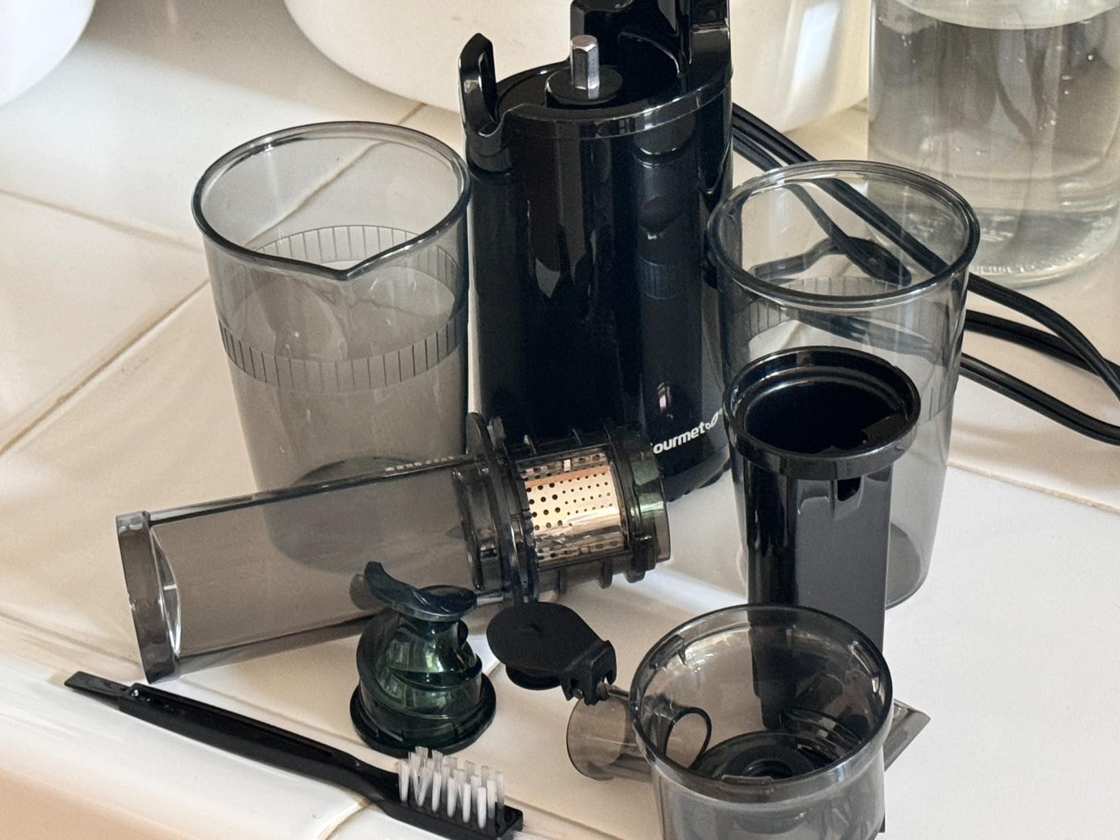 Elite Gourmet EJX600 Mini Compact Small Space-Saving Masticating Slow Juicer Cold Press Juice Extractor, Nutrient and Vitamin Dense, BPA-Free Tritan, Easy to Clean, 16 oz Juice Cup, Charcoal Grey customer photo 2