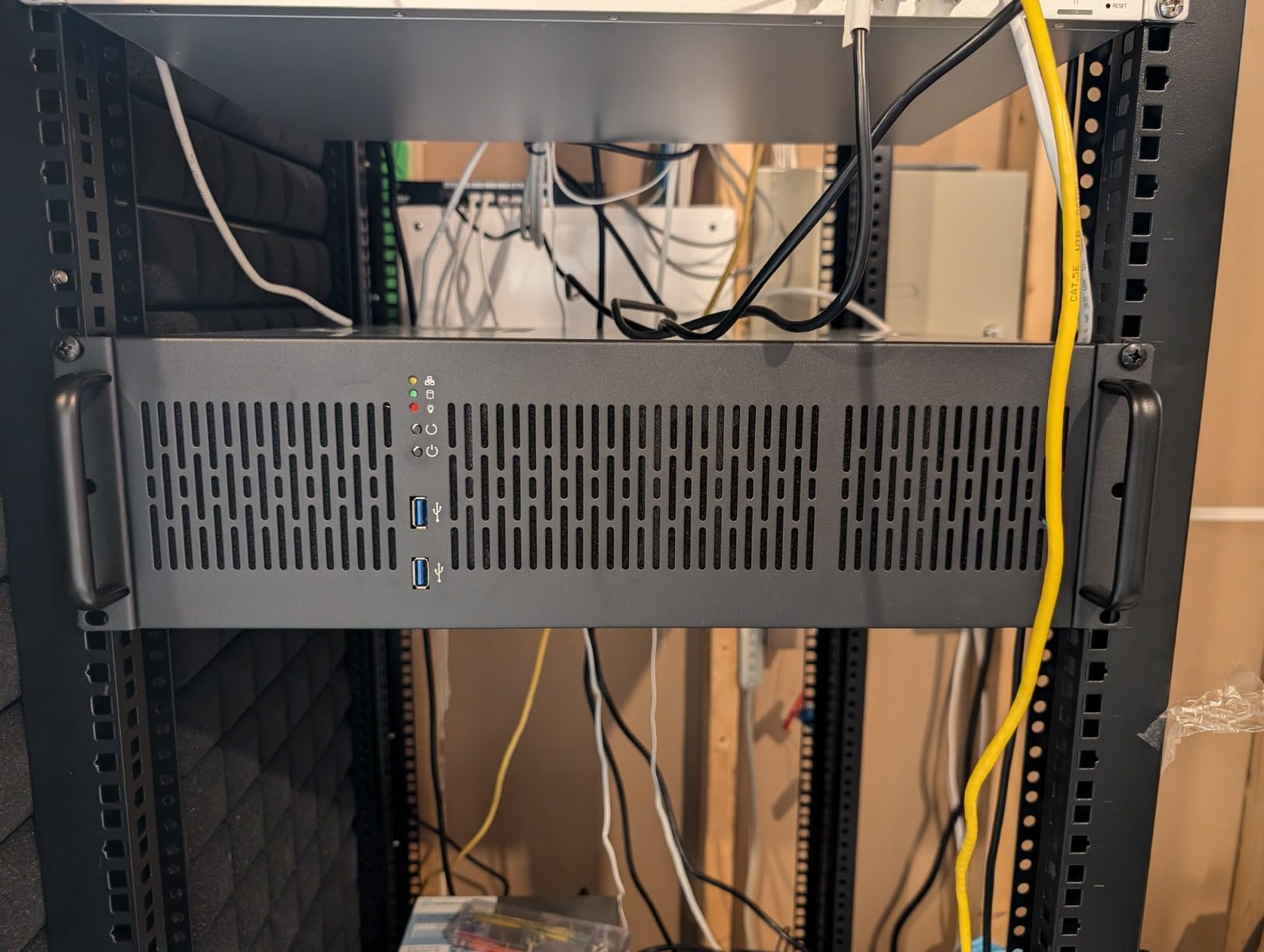 Rosewill 3U Server Chassis Rackmount Case, 4X 3.5 Bays, ATX Compatible, 2X 80mm Fans, 2X USB 3.0, Silver/Black - RSV-Z3100U customer photo 1