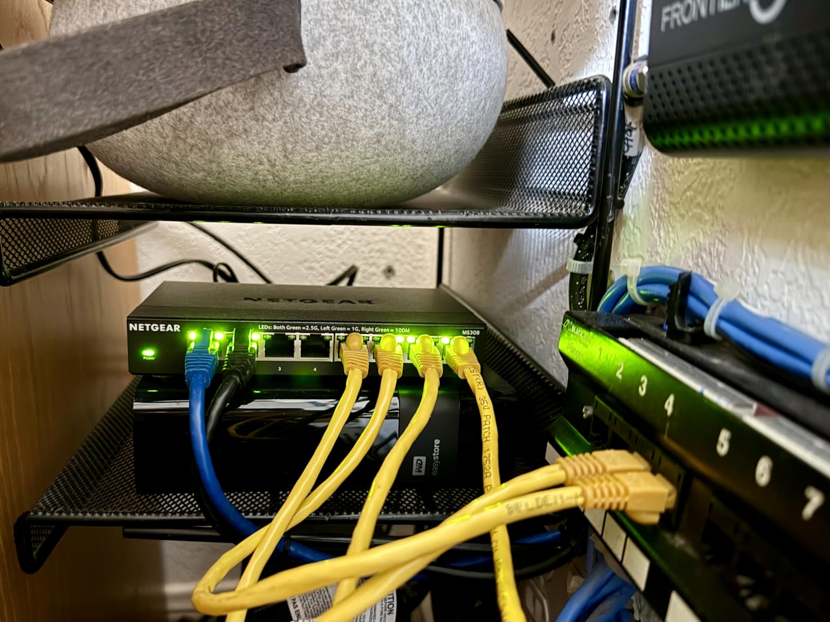 NETGEAR 5-Port 2.5G Multi-Gigabit Ethernet Unmanaged Network Switch (MS305) - with 5 x 2.5Gbps Ports, Desktop or Wall Mount, Metal Case customer photo 1