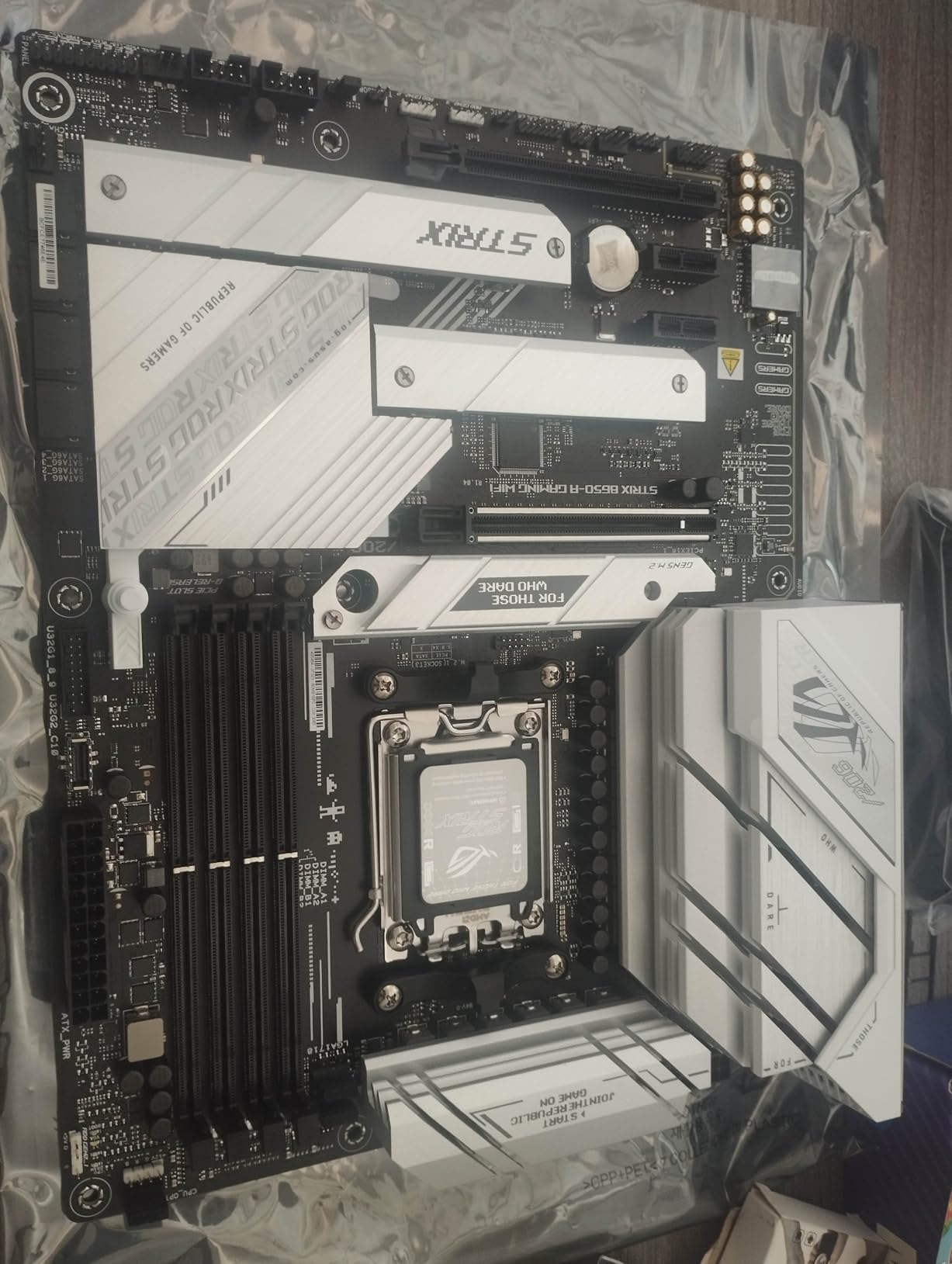 ROG Strix B650-A Gaming WiFi AMD B650 AM5 Ryzen Desktop 9000 8000 & 7000 ATX motherboard, 12 + 2 power stages, DDR5, 3x M.2 slot, PCIe 4.0, 2.5G LAN, WiFi 6E, USB 3.2 Gen 2x2 Type-C, Aura Sync customer photo 1
