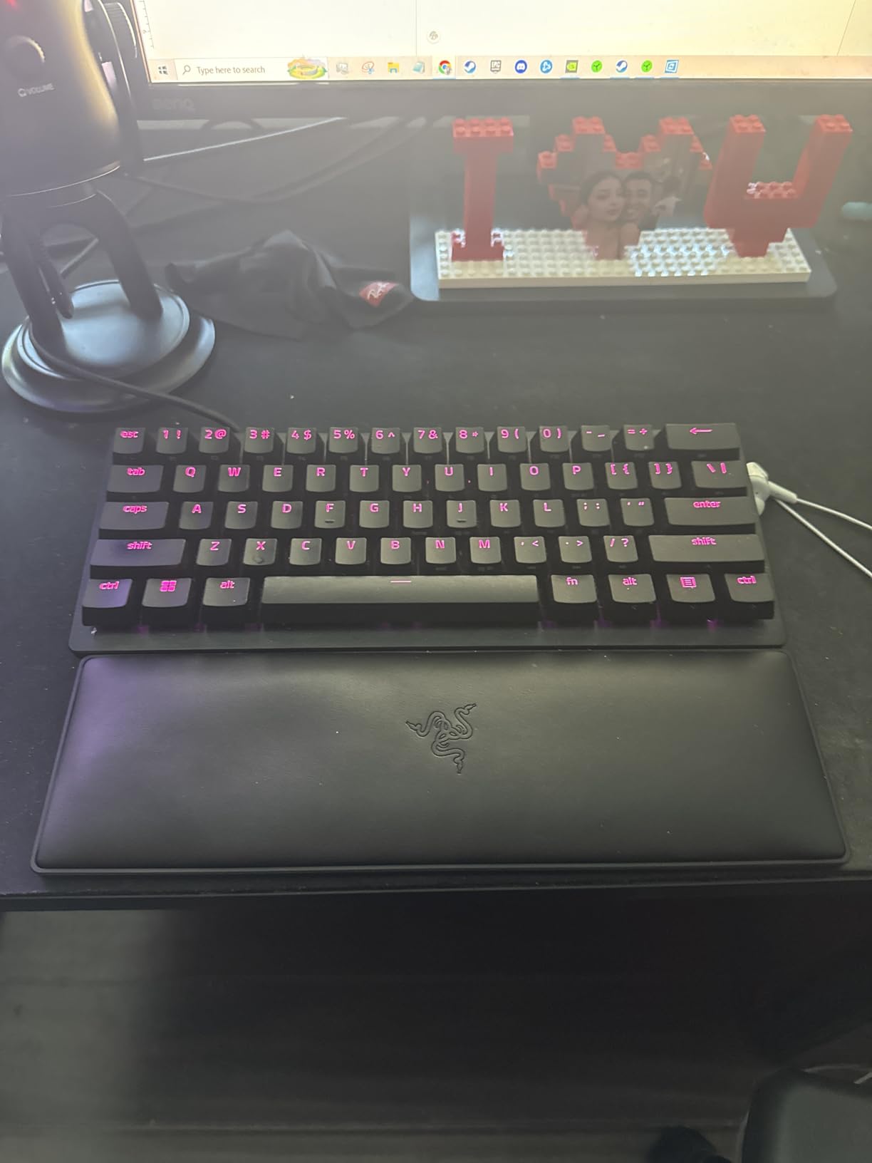Razer Huntsman V3 Pro TKL Esports Gaming Keyboard: Analog Optical Switches - Razer Snap Tap - Rapid Trigger - Adjustable Actuation - Media Keys & Dial - Doubleshot PBT Keycaps - Wrist Rest - Black customer photo 2