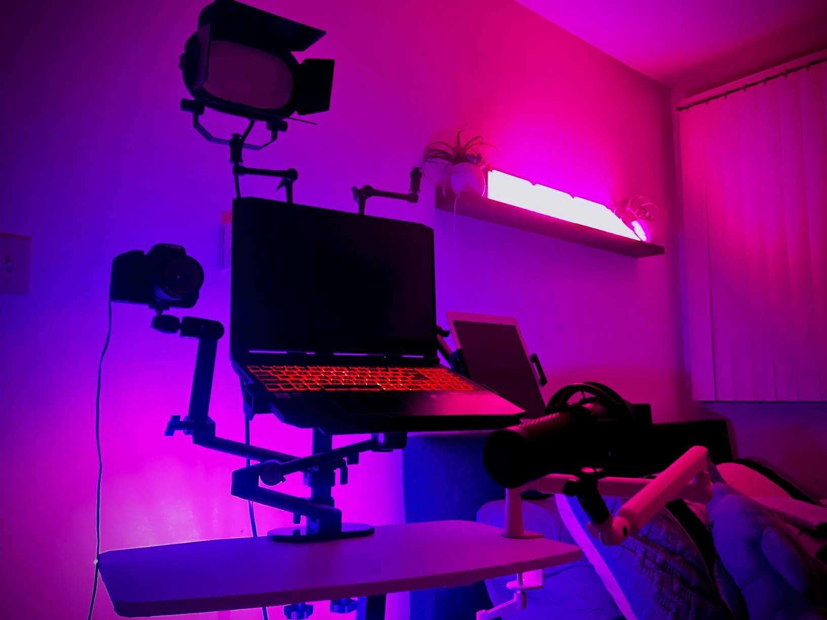 NEEWER Overhead Camera Stand Desk Mount Rig with 4 Boom Arms for Photography Video Light Ring Light Phone Mount Webcam Mic Compact DSLR customer photo 2