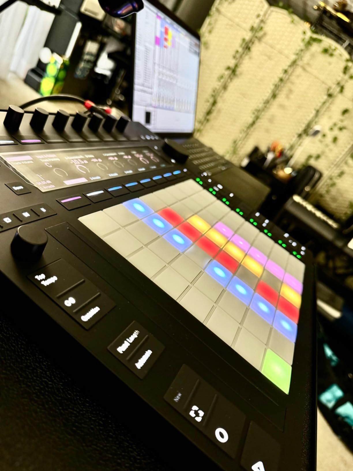 Ableton Push 3 Desktop Controller Workstation w/ 64 MPE pads and Audio Interface customer photo 1