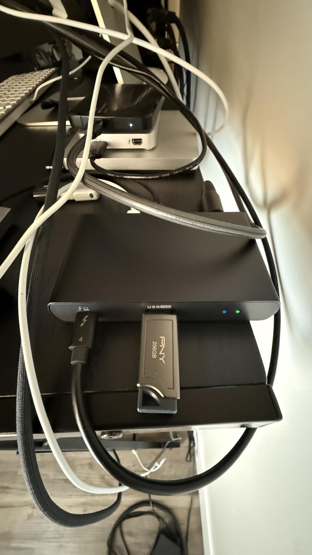 Amazon Basics Thunderbolt 4 Pro Docking Station, Dual 4K Monitor Support, 8K Display, 2xTBT4, 1xHDMI2.1, 3xUSB A 3.1, RJ45 Ethernet customer photo 2