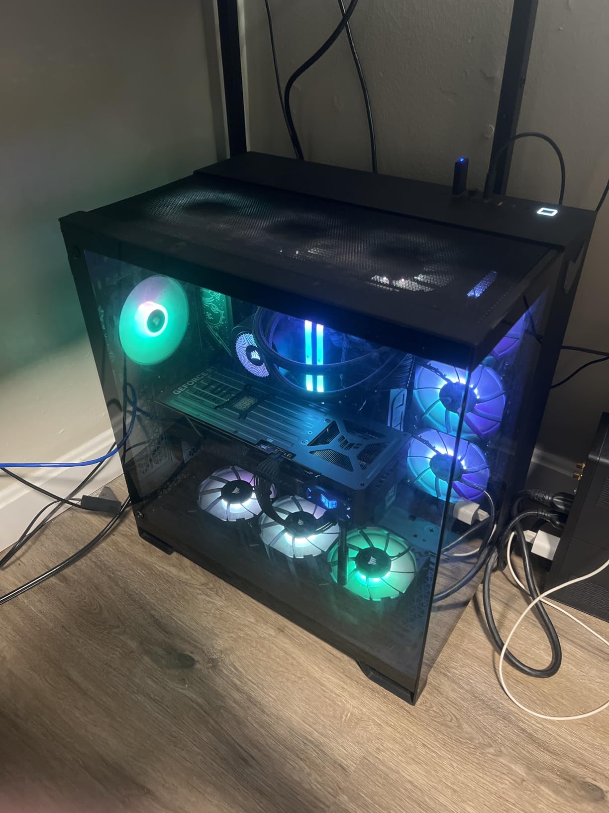 Corsair 6500D Airflow Mid-Tower ATX Dual Chamber PC Case - Tempered Glass - Reverse Connection Motherboard Compatible - No Fans Included - White customer photo 1