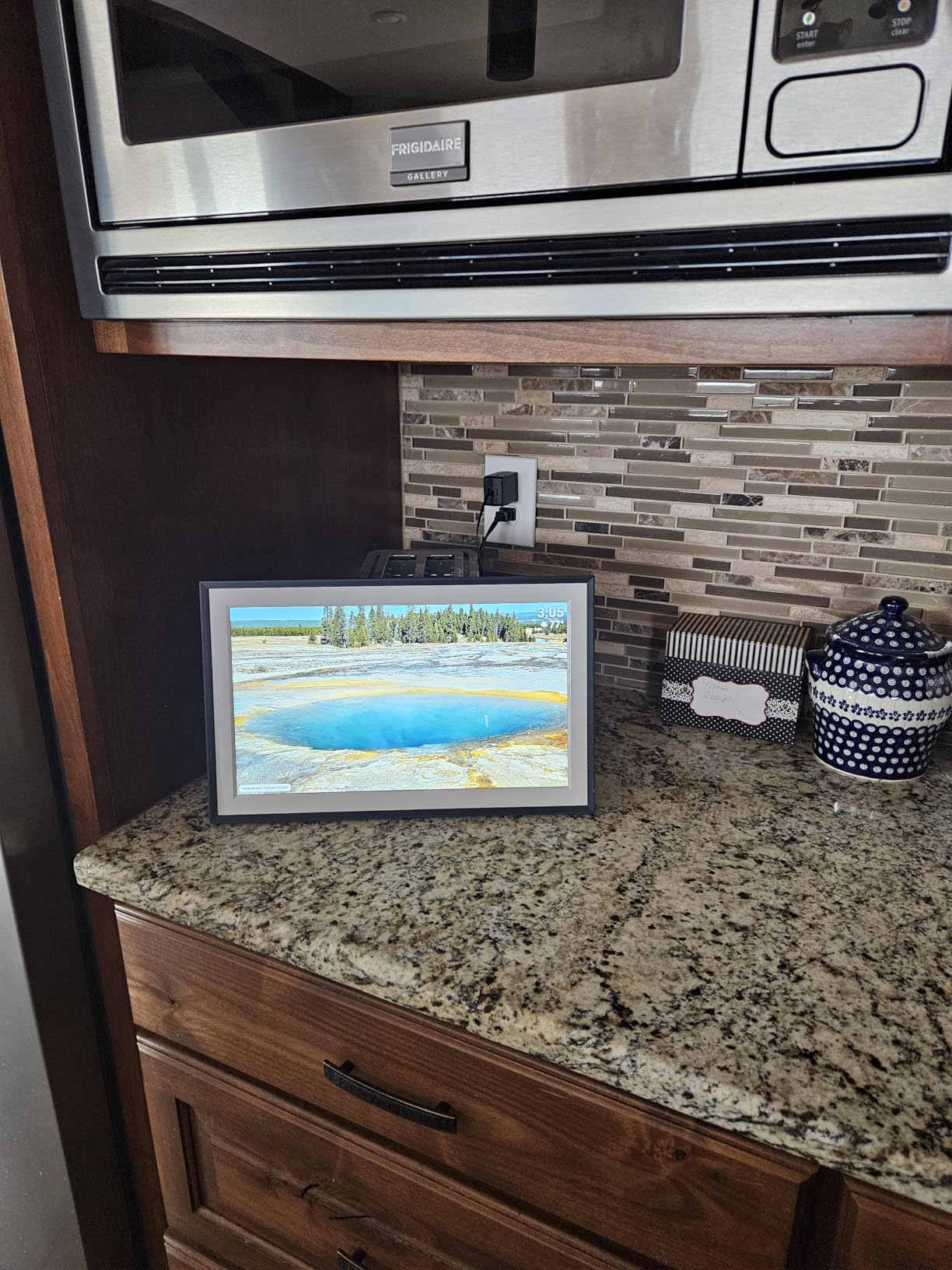 Digital Picture Frame, Frameo 15.6 Inch Large Digital Photo Frame WiFi, 1920x1080 IPS FHD Touch Screen, 32GB, Tabletop & Wall-Mounted customer photo 1