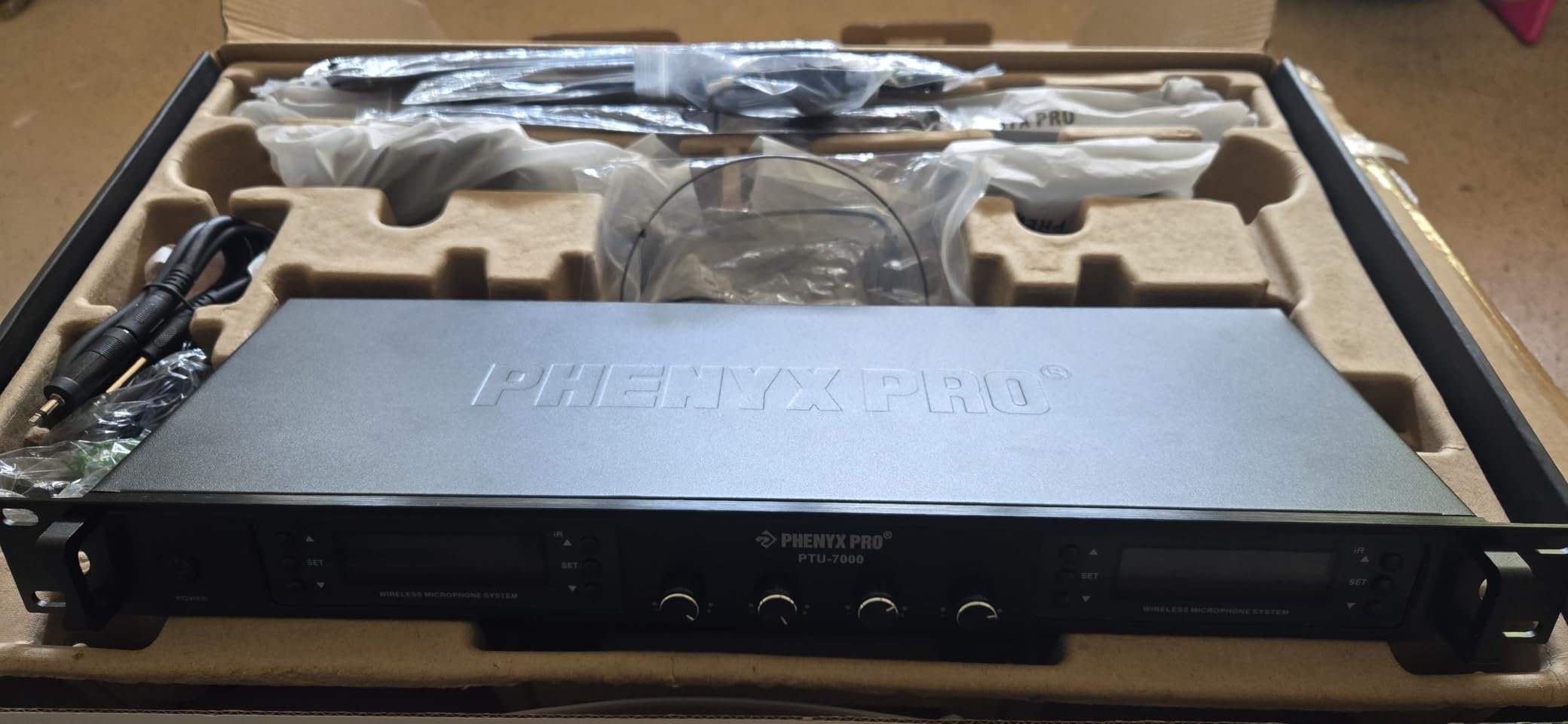 Phenyx Pro 4-Channel Wireless Microphone System w/Auto Scan, 4x40 UHF Frequencies, 2 Handheld Dynamic Mics, 2 Bodypacks & Headsets/Lapel Microphones for Singing, DJ, Church (PTU-7000-2H2B) customer photo 2