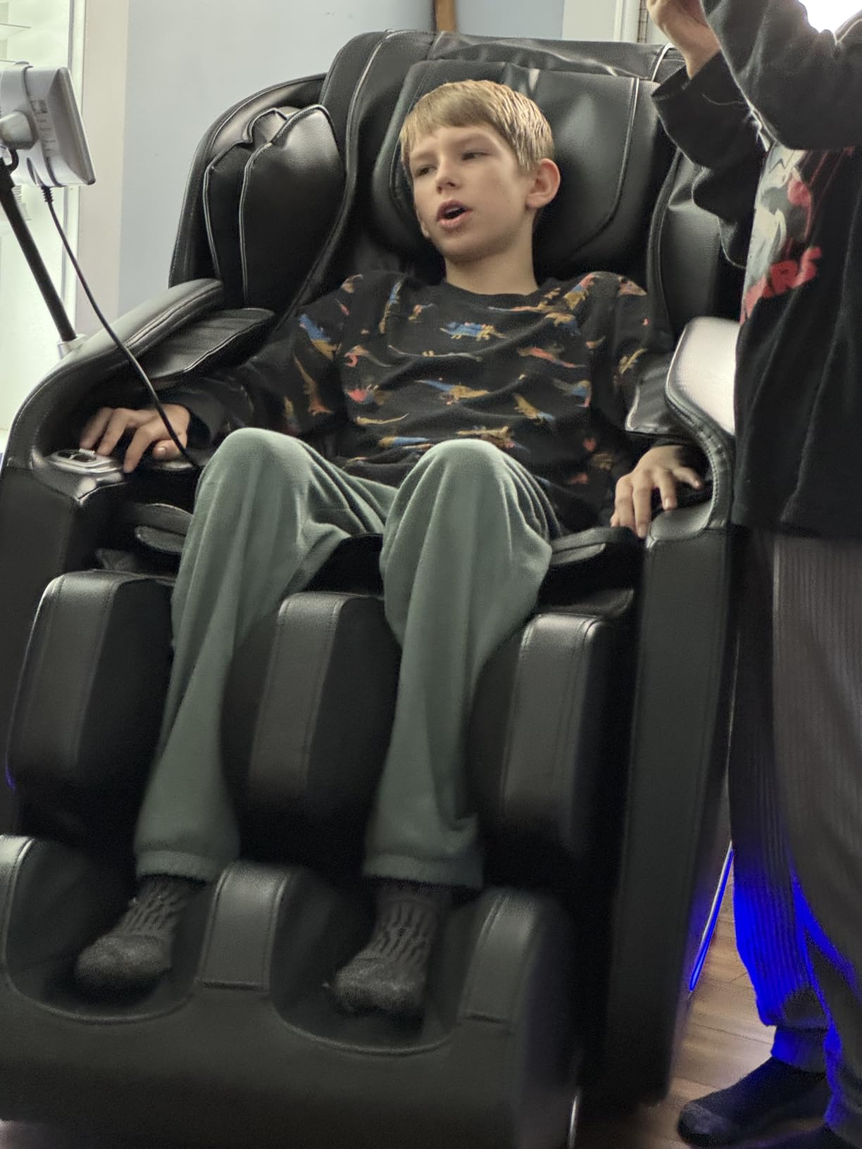 Real Relax 2026 Massage Chair Full Body, Zero Gravity SL-Track Shiatsu Massage Recliner with Upgraded Phone Controller and Holder, APP Control, Child Lock, Pause Button and Led Light, Favor-06, Black customer photo 1
