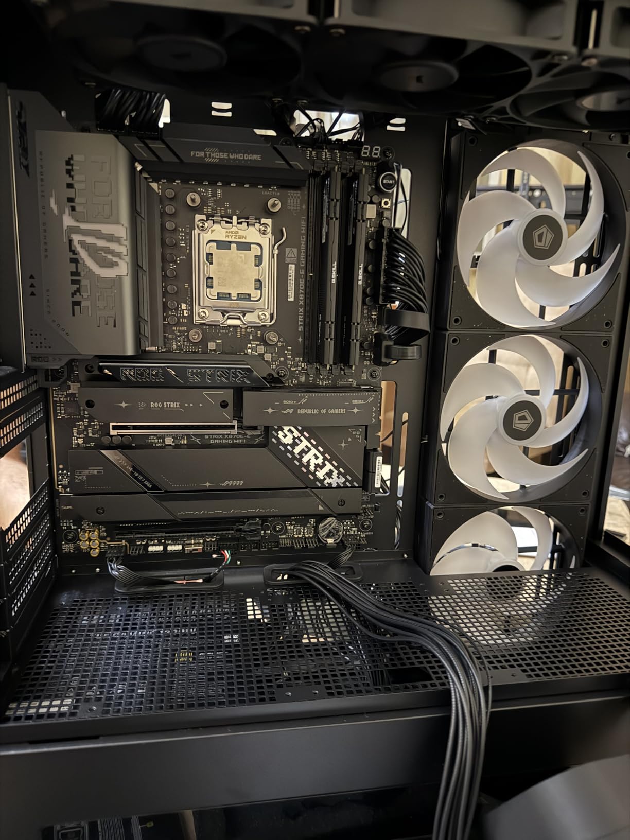 ASUS ROG Strix X870E-E Gaming WiFi AMD AM5 X870 ATX Motherboard 18+2+2 Power Stages, Dynamic OC Switcher, Core Flex, DDR5 AEMP, WiFi 7, 5X M.2, PCIe 5.0, Q-Release Slim, USB4, AI OCing & Networking customer photo 1