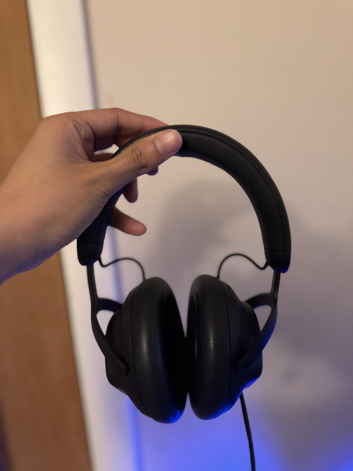 Alienware Pro Wireless Gaming Headset - Wired/Wireless, Bluetooth 5.3, 15 Minute Fast Charging, Audio Output 20 Hz, Battery Talk Time (ANC on) Up to 24 Hrs (Bluetooth), Lunar Light customer photo 2