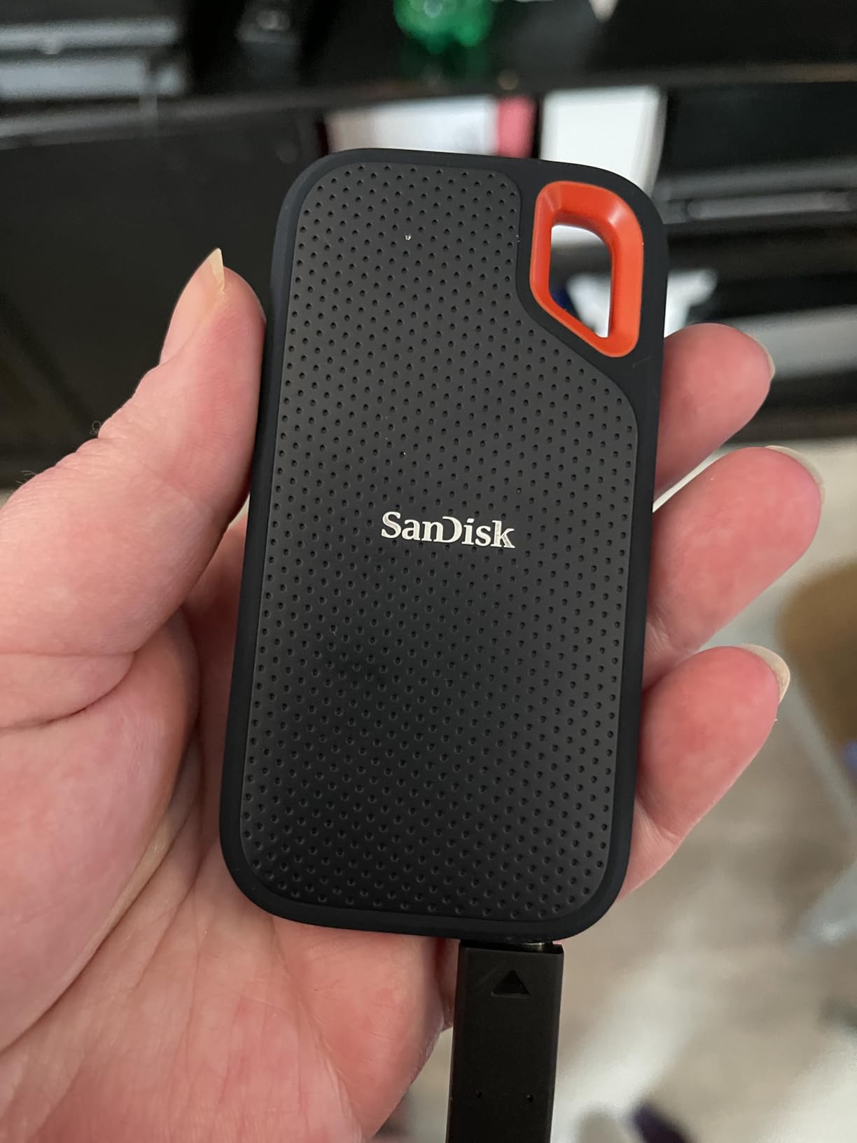 2TB SanDisk Extreme PRO Portable SSD with USB4, Up to 3800 MB/s Read and 3700MB/s Write, USB-C, USB 3.2, IP65 Water and Dust Resistance - SDSSDE82-2T00-G25 customer photo 1
