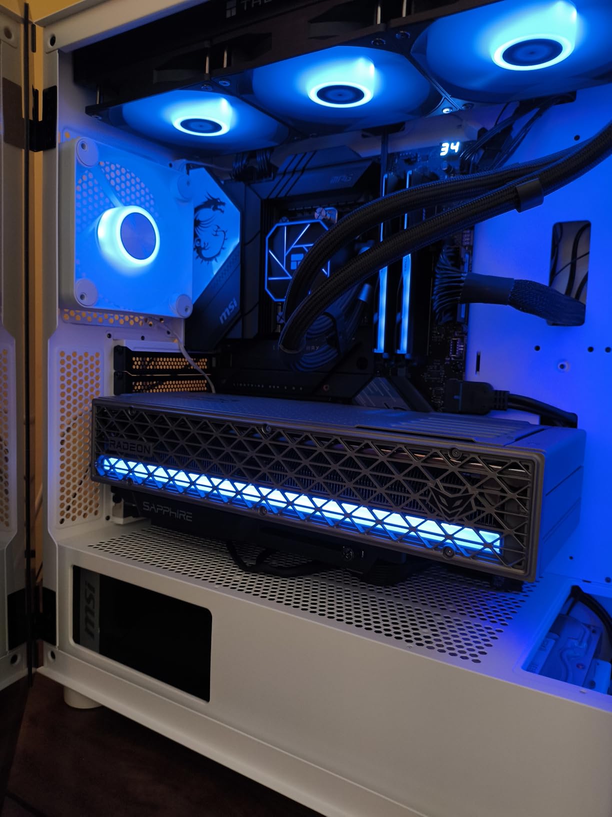 Sapphire Nitro+ AMD Radeon RX 9070 XT Gaming OC 16GB Dual HDMI/Dual DP customer photo 2