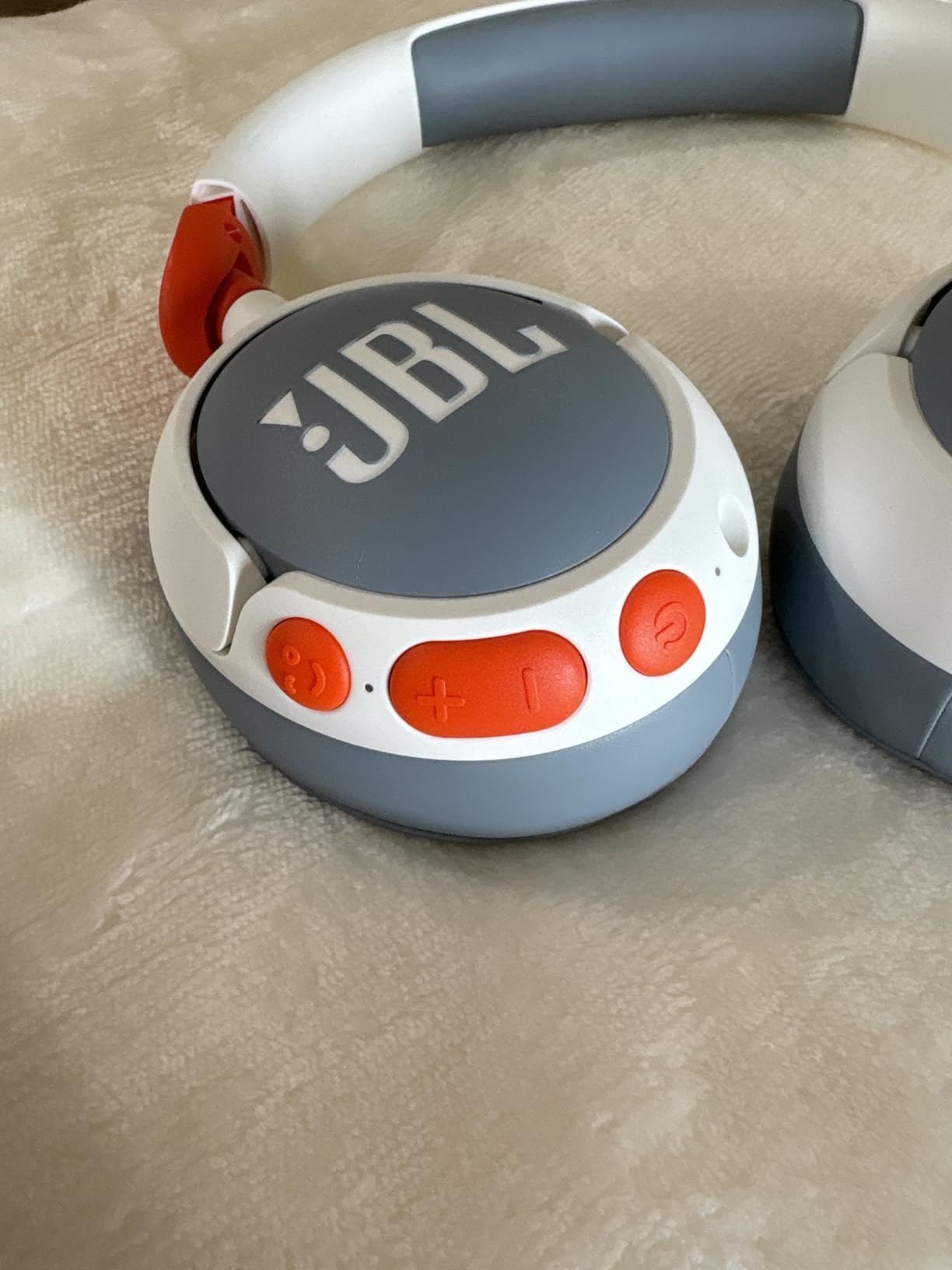 JBL Junior 470NC - Wireless Over-Ear Noise Cancelling Kids Headphones with JBL Safe Sound (<85dB), Fit for Kids, Parental Control, 50Hr Battery Life - White customer photo 2