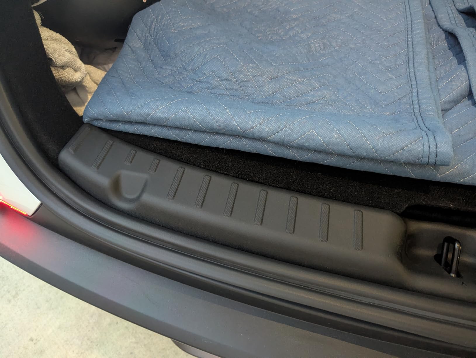 Spigen Rear Bumper Trunk Sill Guard Bumper Protection with Easy Glide Sliding Grooves for Tesla Model Y Juniper customer photo 2