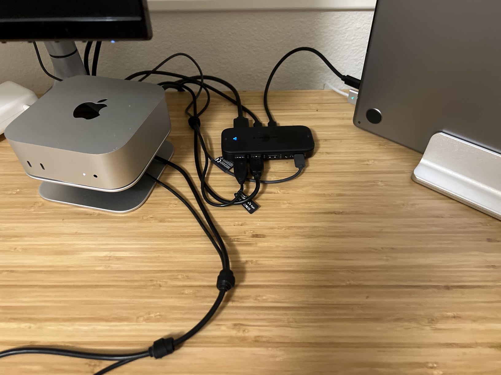 Lemorele USB C KVM Switch, 2 Computer Sharing 4K@60Hz HDMI Monitor, 100W PD Fast Charging, 3×USB-A 2.0 + 1×USB-C 2.0 Data Ports customer photo 2