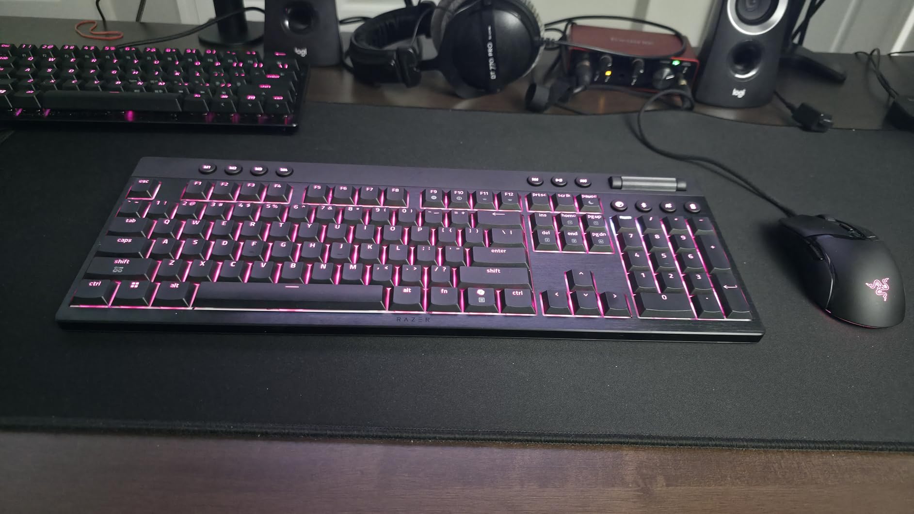 Razer BlackWidow V4 Low Profile HyperSpeed Wireless Gaming Keyboard: Yellow Mechanical Switches - 2.4GHz Wireless & Bluetooth - Multi-Function Roller - 11 Control Buttons - Long Battery Life customer photo 1