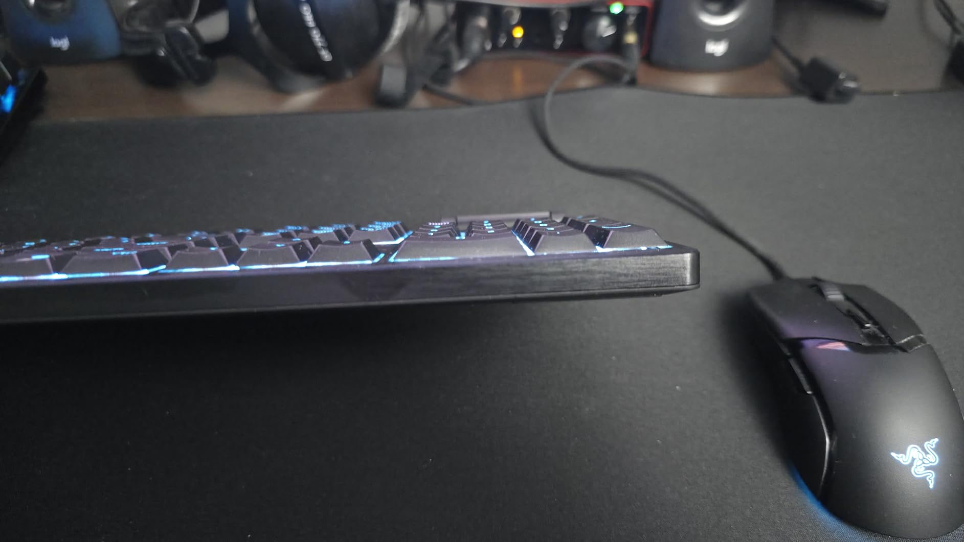 Razer BlackWidow V4 Low Profile HyperSpeed Wireless Gaming Keyboard: Yellow Mechanical Switches - 2.4GHz Wireless & Bluetooth - Multi-Function Roller - 11 Control Buttons - Long Battery Life customer photo 2