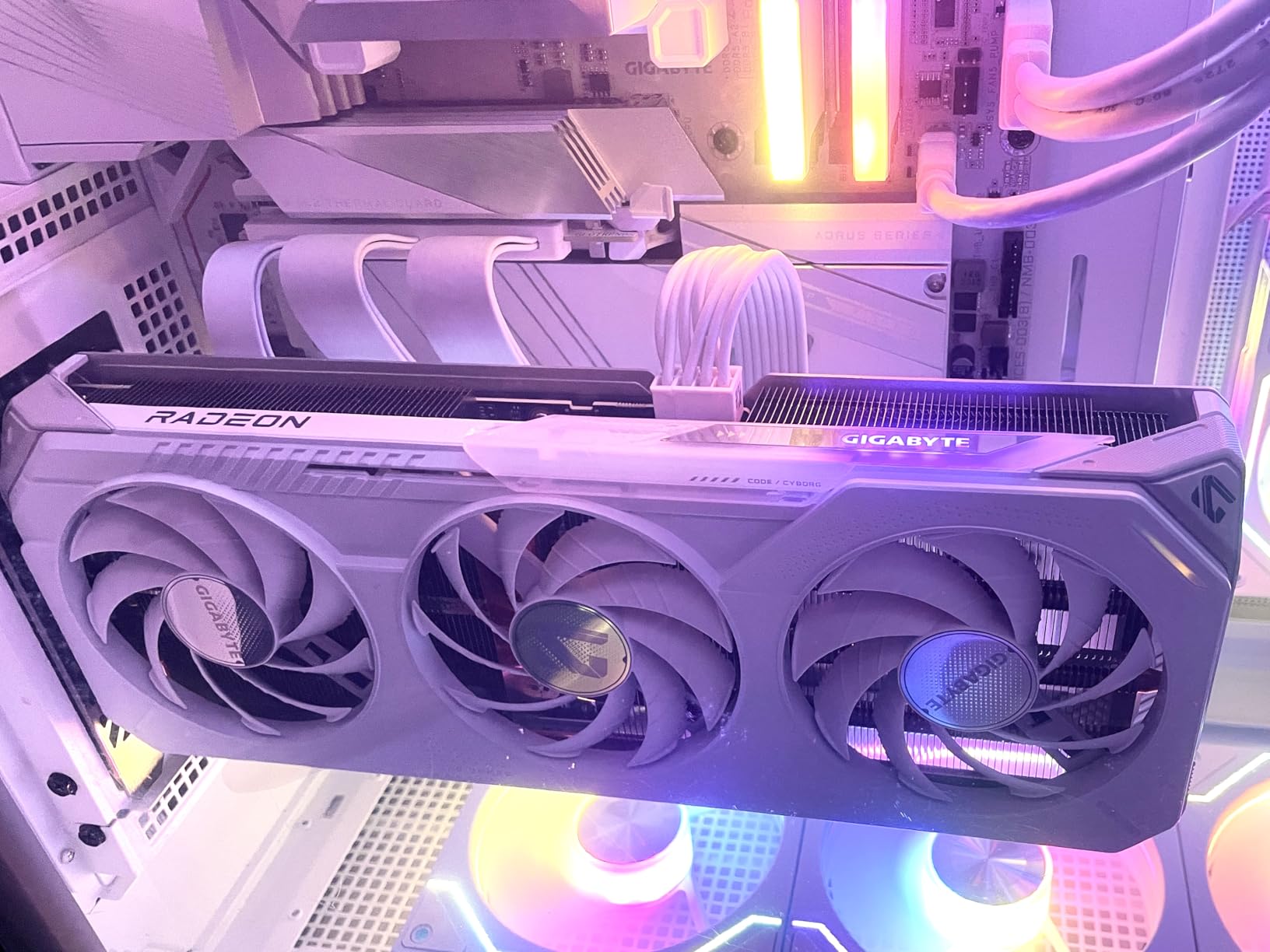 GIGABYTE Radeon RX 9060 XT Gaming OC ICE 16G Graphics Card (16GB GDDR6, 128-bit, PCIe 5.0, HDMI/DP 2.1, 2 Slot, Hawk Fan, Server-Grade Thermal Gel, Reinforced Structure) customer photo 2