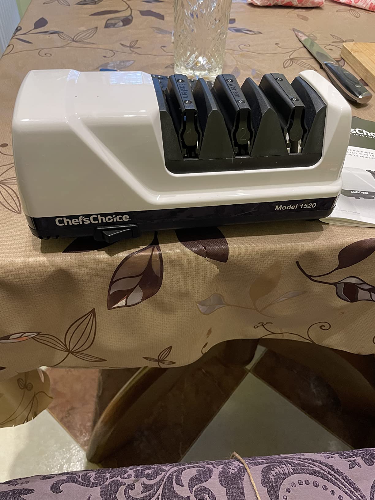 Chef'sChoice Professional Electric Knife Sharpeners for 15- and 20-Degree Straight-Edge and Serrated Knives with Diamond Abrasives & Precision Angle Control, 3-Stage, White customer photo 2