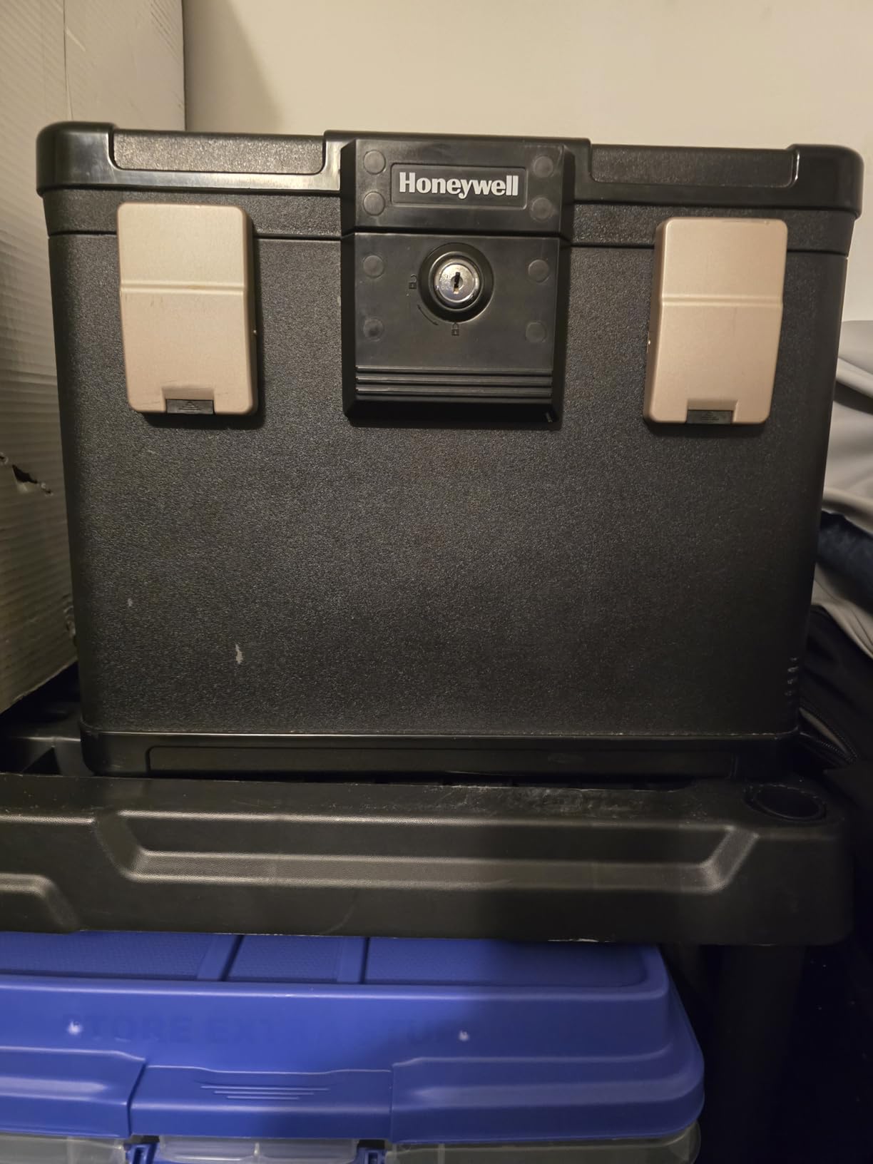 Honeywell Safes and Door Locks LHLP1103G 30 Minute Fire Safe Waterproof Safe Box Chest with Carry Handle, Medium, 1103, Black, 7.3 litre customer photo 2
