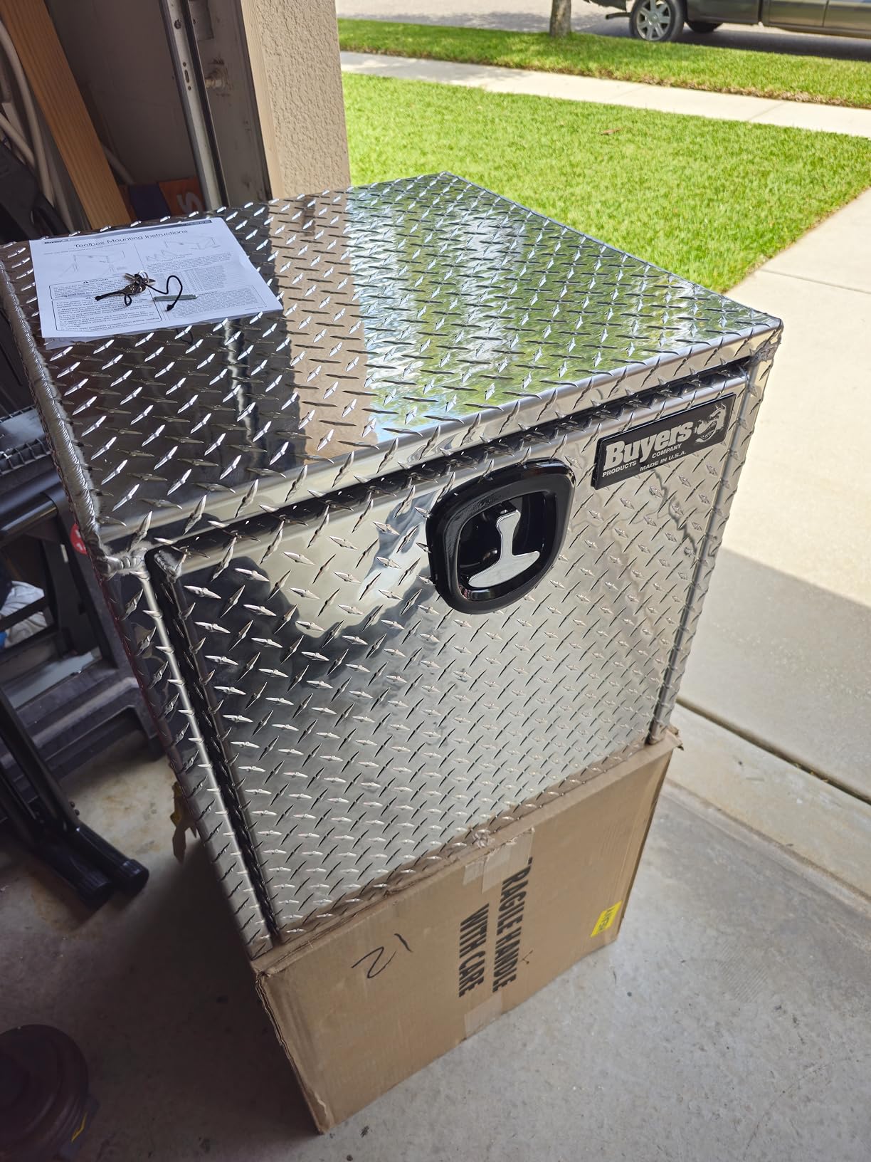 Buyers Products 1705103 Diamond Tread Aluminum Underbody Truck Tool Box, 18 x 18 x 30, Made in USA, .100 in. Thick, Corrosion-Resistant, Locking Compression Latch - Secure Storage for Work Trucks customer photo 2