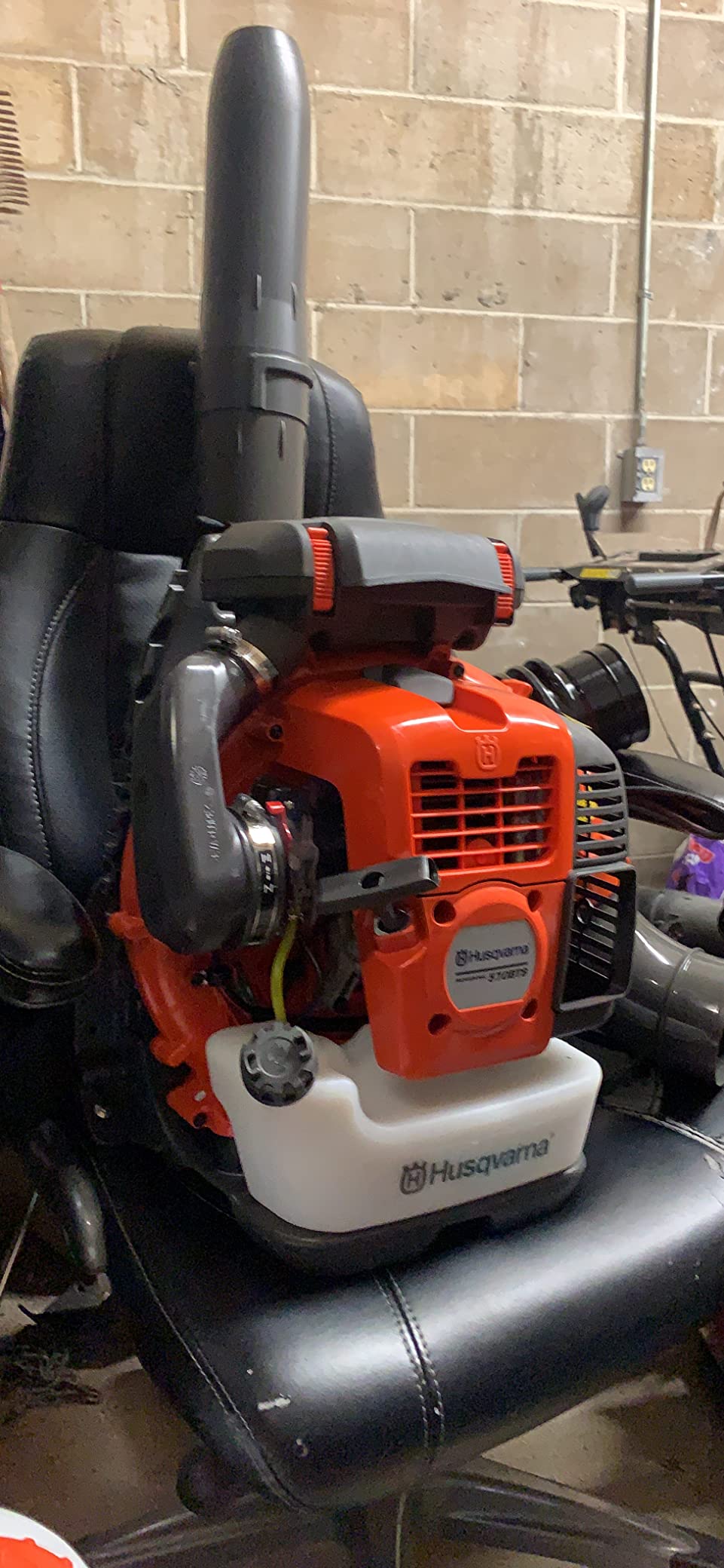 Husqvarna 570BTS Backpack Gas Leaf Blower, 66-cc 4-HP 2-Cycle, 972 CFM, 236 MPH customer photo 2