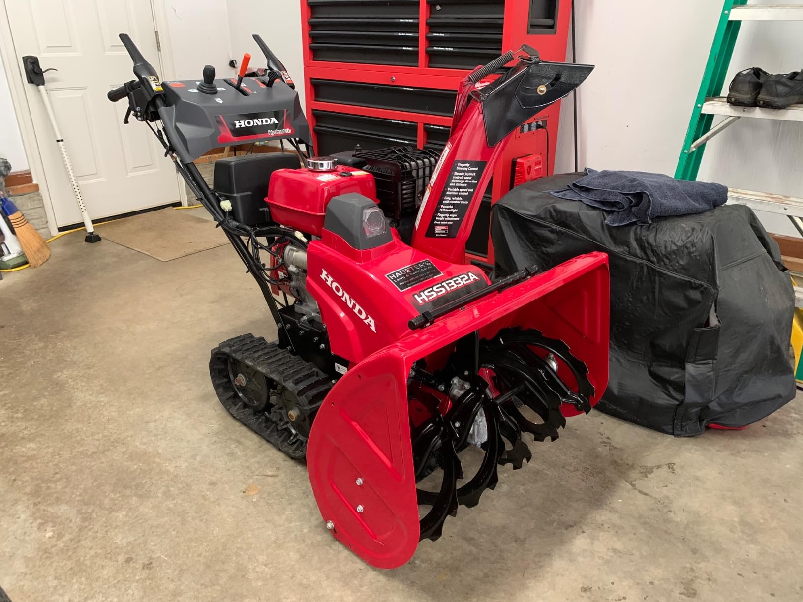 Honda HSS1332 31.9-Inch Two Stage Snow Blower with Electric Start and Track Drive, Clears Up to 2750 Pounds per Minute with 56-Foot Max Throwing Distance, Self-Propelled customer photo 1
