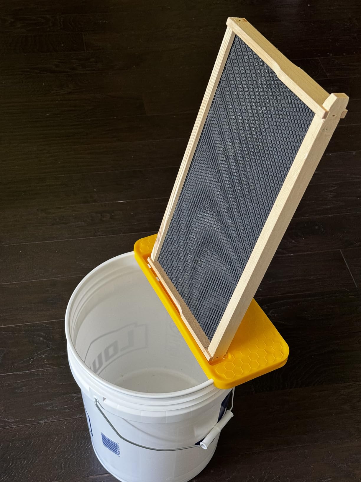 DEWIN Honey Uncapping Tool Tank Holder Honey Harvesting Equipment, Easy Clean Honey Uncapping Tank Bucket Scraper for Beekeeping Hive Frames Cleaning customer photo 2