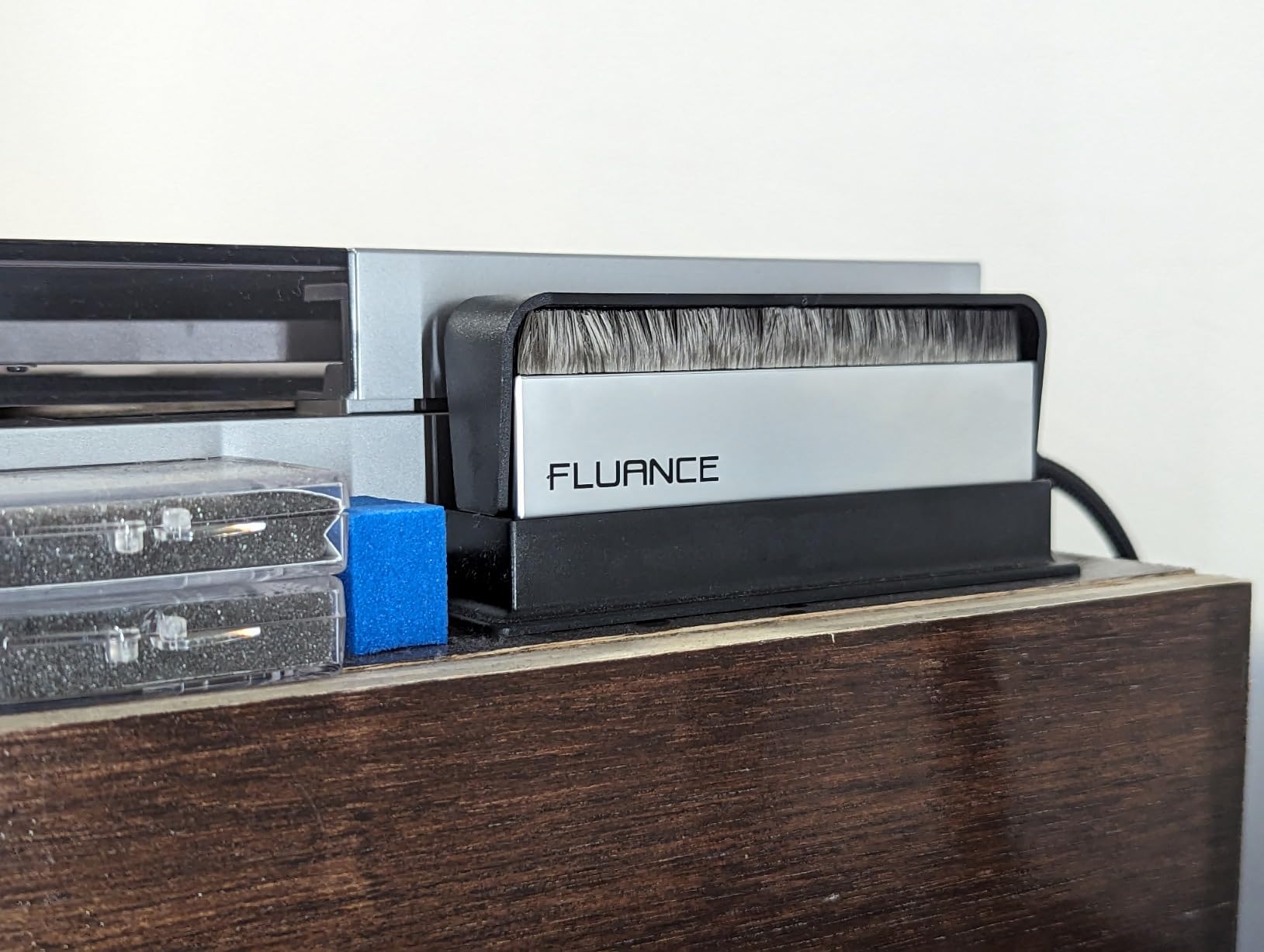 Fluance Vinyl Record & Stylus Cleaning Kit with 2-in-1 Anti-Static Carbon Fiber & Soft Velvet LP Brush and Stylus Brush (VB52) customer photo 2