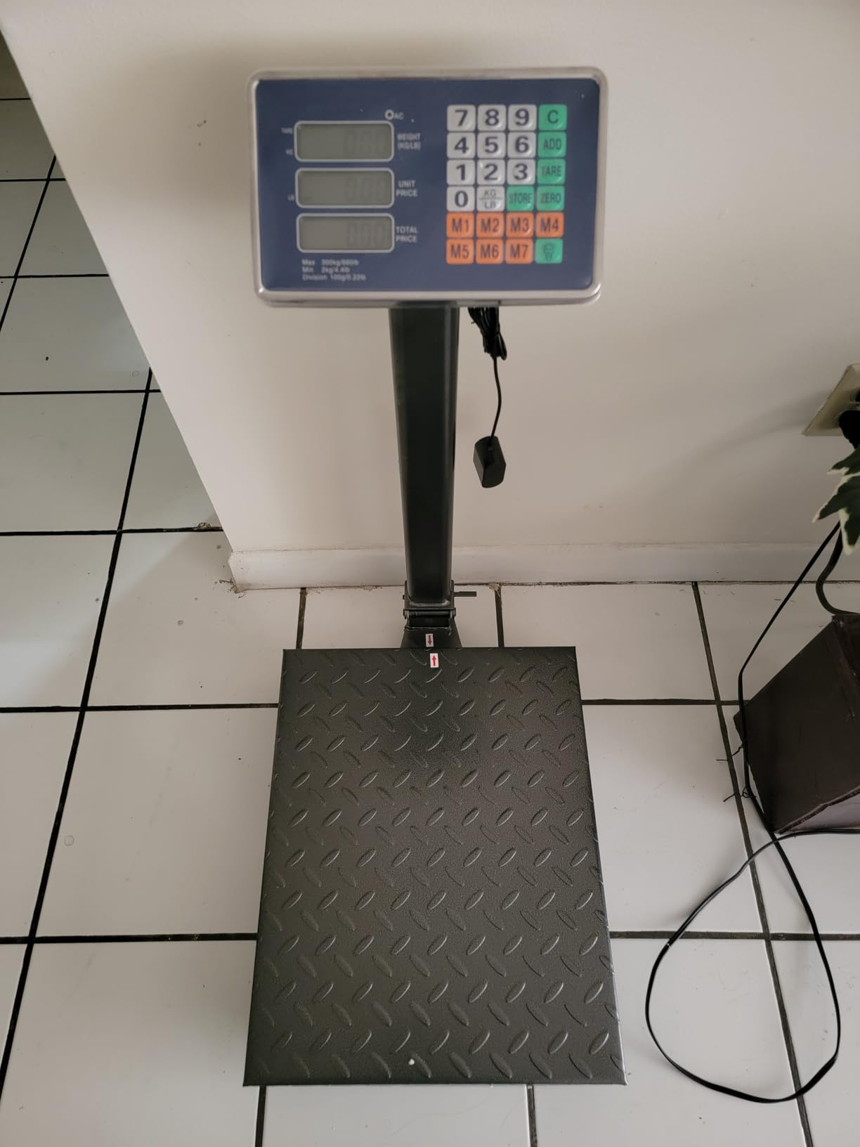 Giantex 660lbs Weight Computing Digital Scale Floor Platform Scale for Weighing Luggage Package Shipping Mailing Postal Scale with Accurate LB/KG Price Calculator, High-Definition Display (Silver) customer photo 1