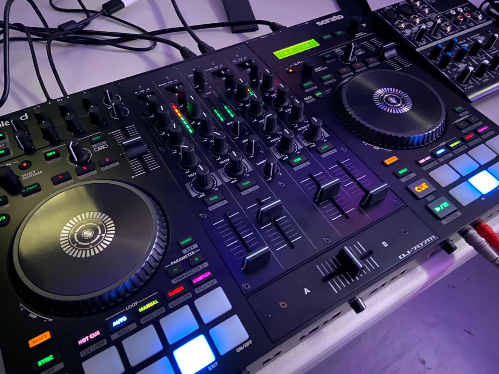 Roland DJ-707M DJ Controller for live streamers and content creators (DJ-707M) customer photo 1