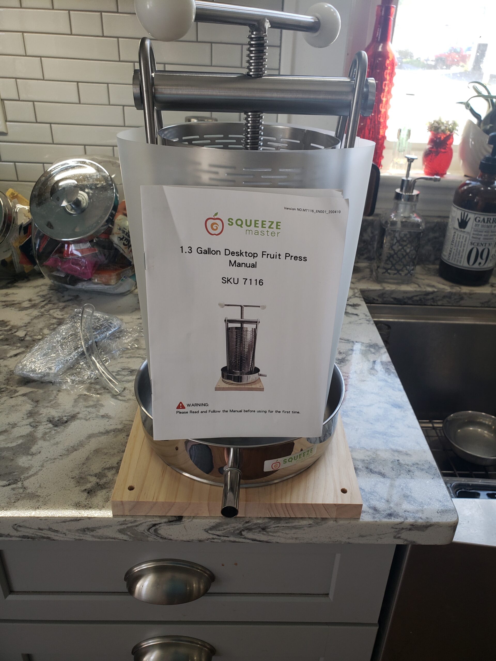 SQUEEZE master Fruit Wine Tincture Herb Cheese Manual Tabletop Press - 1.32 Gallon/ 5 Litre - All-in-one Stainless Steel - Labor-saving Handle Bar for Juice, Nut Milk Olive Oil customer photo 1