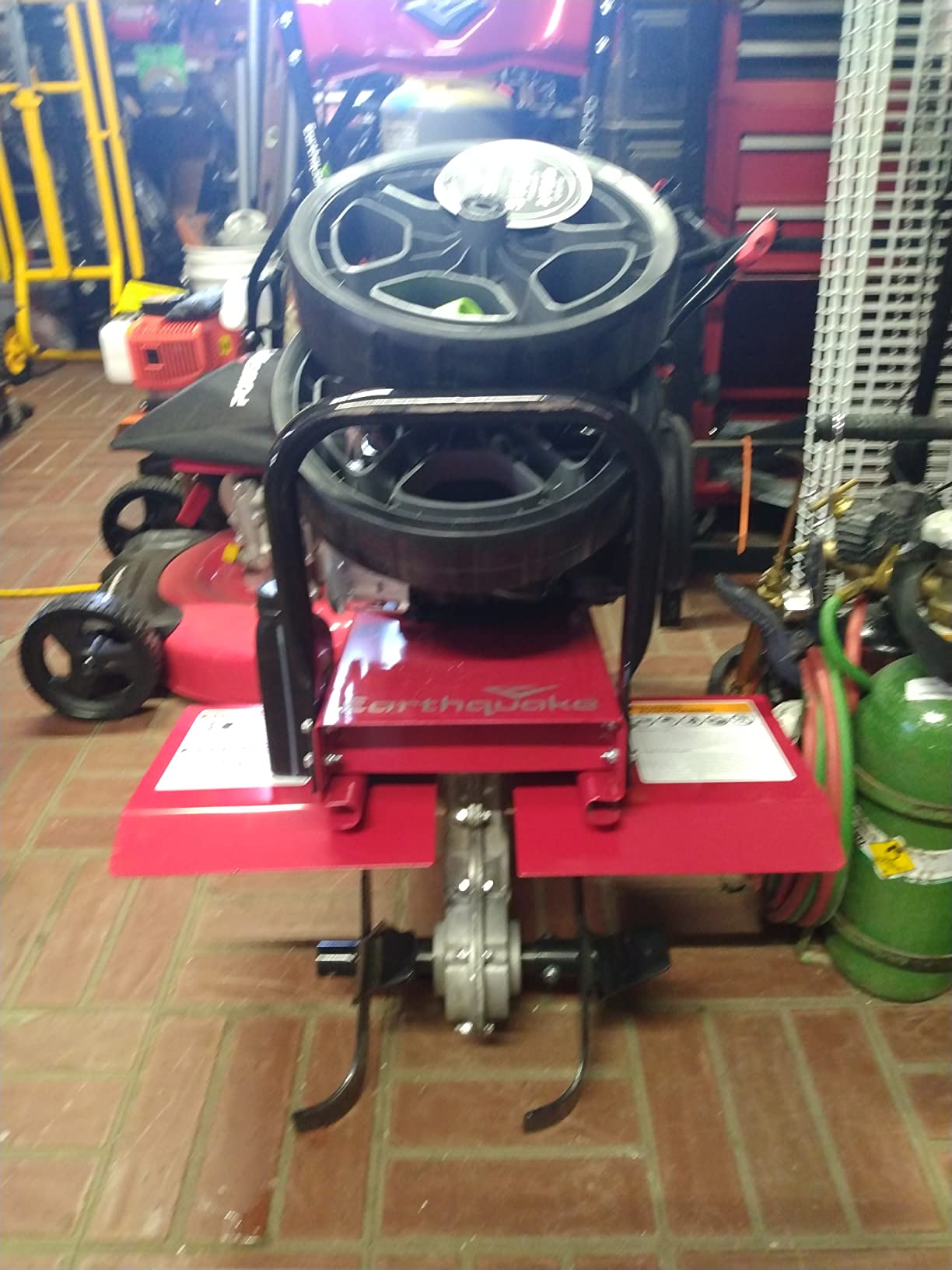 Earthquake Badger Front Tine Tiller, Powerful 140cc 4-Cycle Briggs and Stratton Engine, Two-Position Wheel Assembly, Adjustable Tilling Width, Model: 38040 customer photo 1