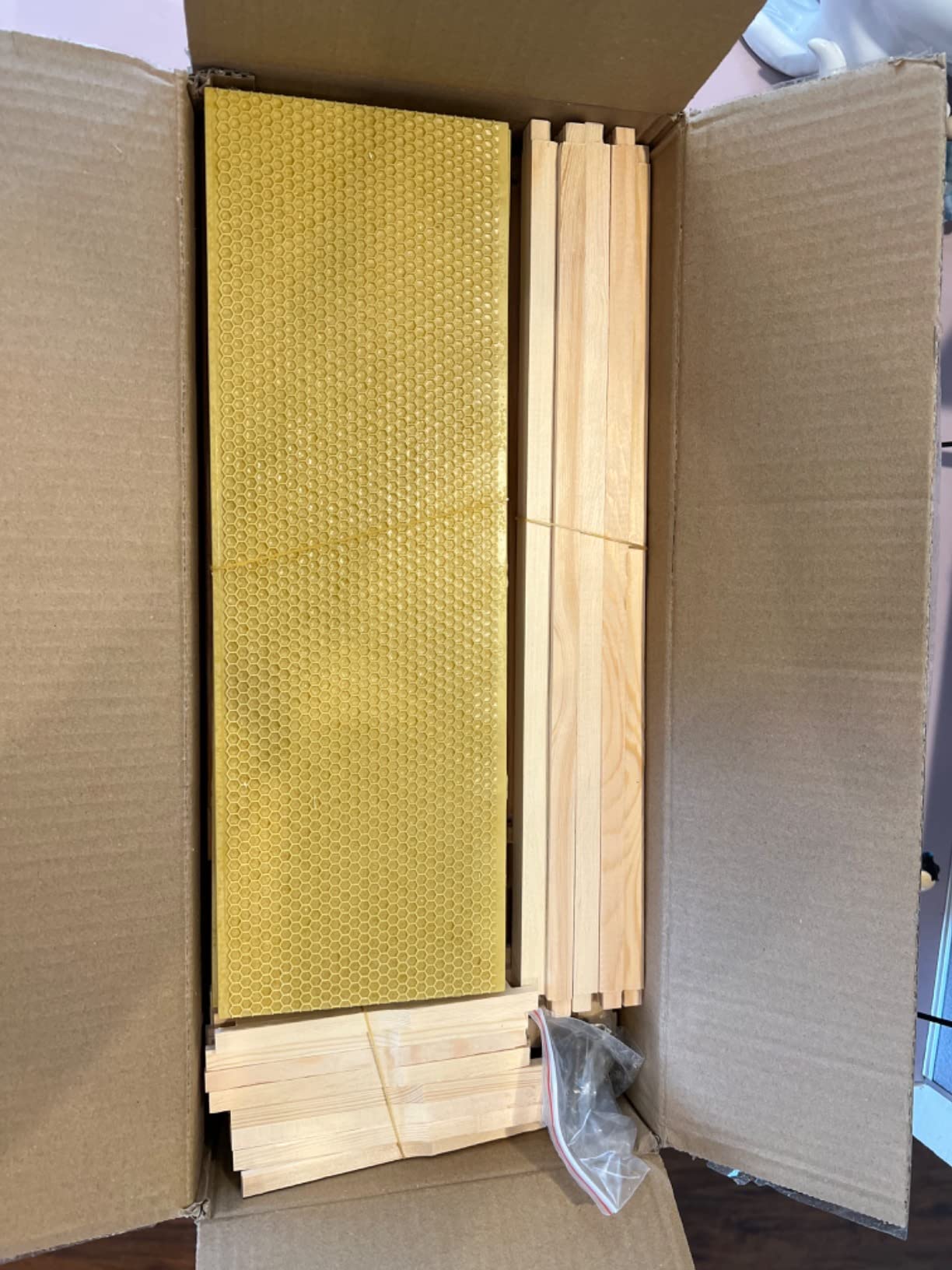 Honey Lake 8 Frame Beehive Medium Super Box, Langstroth Beeswax Coated Bee Hive Super Box with Frames and Waxed Foundations for Beginners Beekeepers (Unassembled) customer photo 1