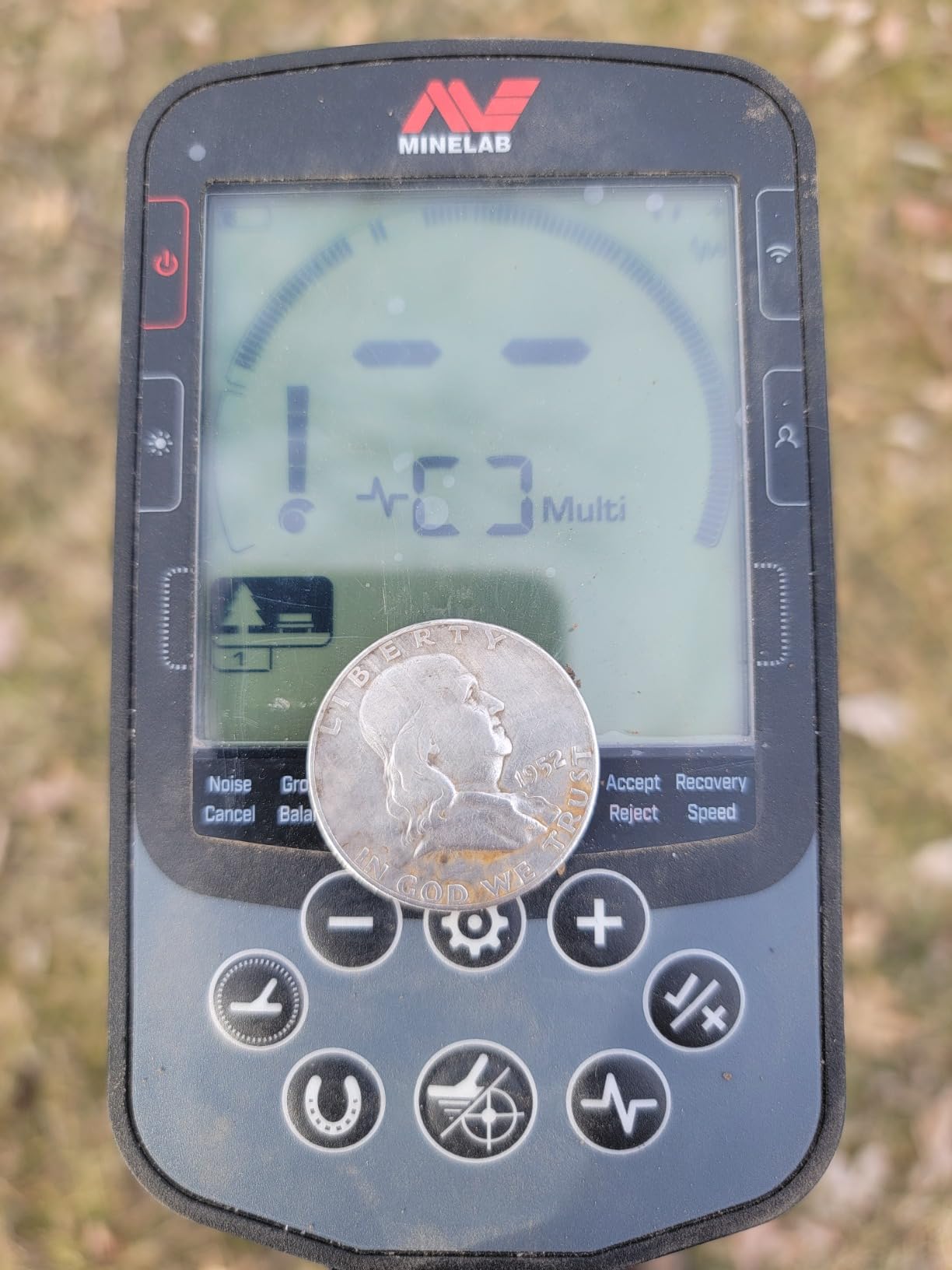 MINELAB Equinox 900 Multi-Frequency Collapsible Metal Detector for Adults with EQX 11