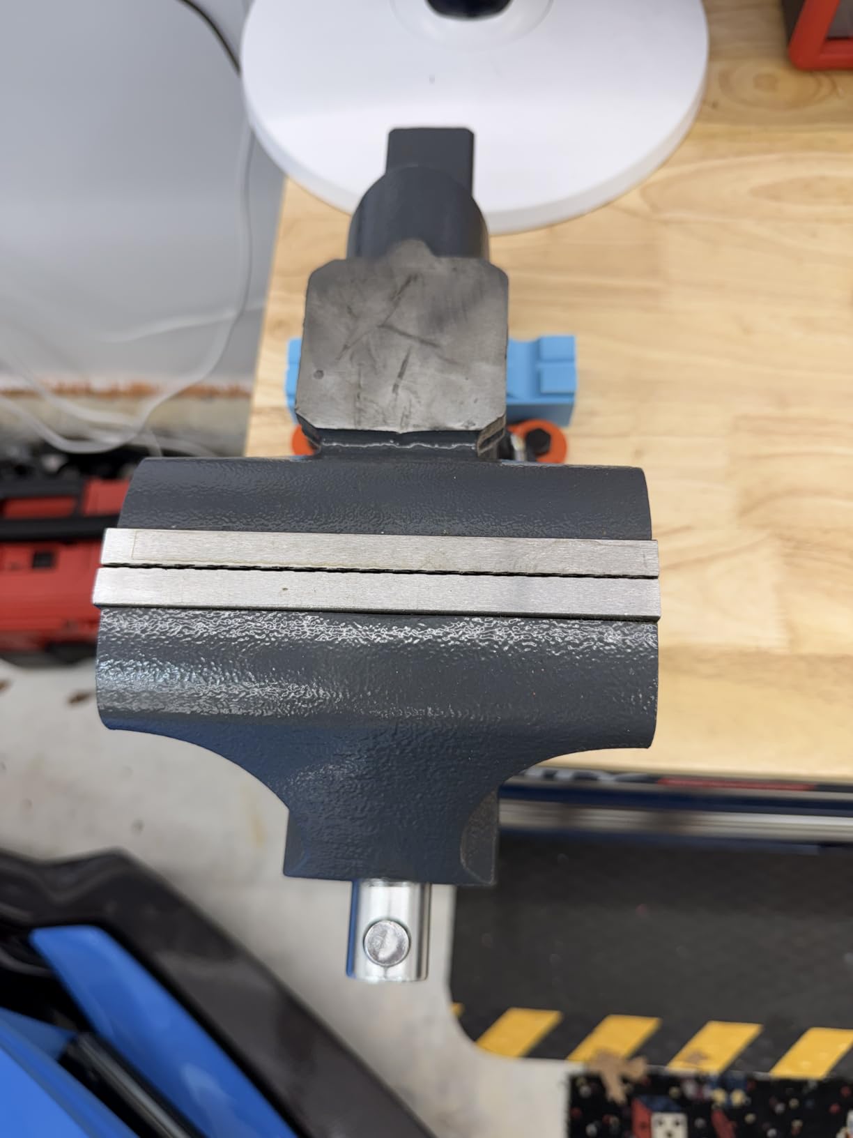 VEVOR Bench Vise, 6-inch Jaw Width 5.9-inch Jaw Opening, 360-Degree Swivel Locking Base Multipurpose Vise w/Anvil, Heavy Duty Ductile Iron Workbench Vise w/Bolts & Nuts, for Drilling, Pipe Cutting customer photo 1