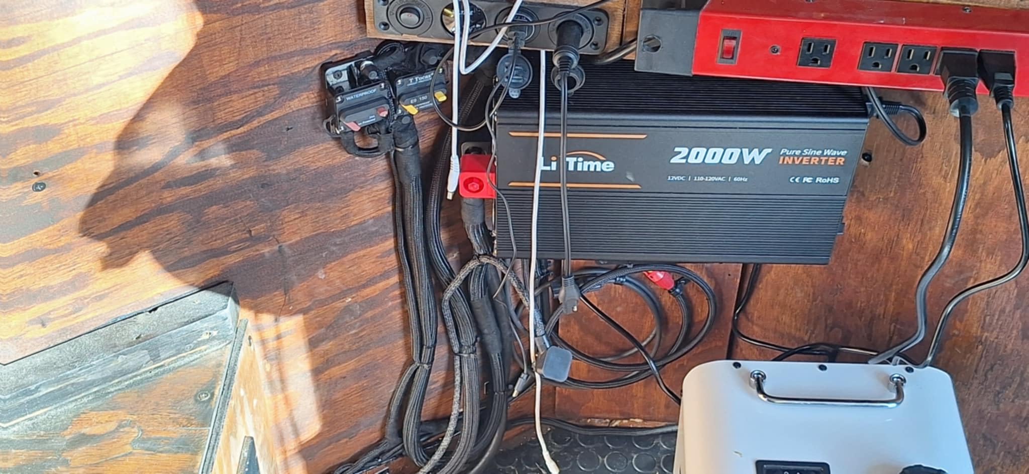 LiTime 2000W Pure Sine Wave Inverter 12V DC to 120V AC Converter with Remote Control, Surge 4000W, Built-in 4 AC Outlets, USB Port, Type-C Port for Home, RV, Camping, Off-Grid, Solar Power customer photo 1