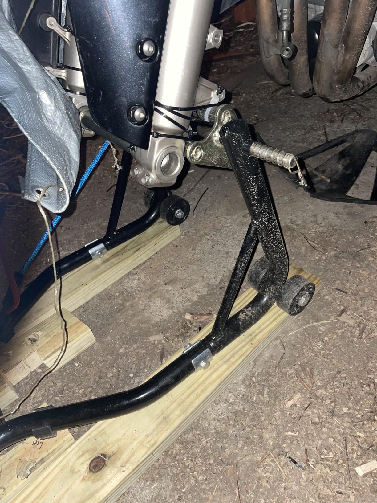 VEVOR Motorcycle Stand Lift 850lbs Front Rear Combo Stand Lift Stand Front Wheel Fork Stands Rear U+L Fork Swingarm Spool Stands Compatible with Most Yamaha Honda Kawasaki Suzuki Motorcycles Black customer photo 1