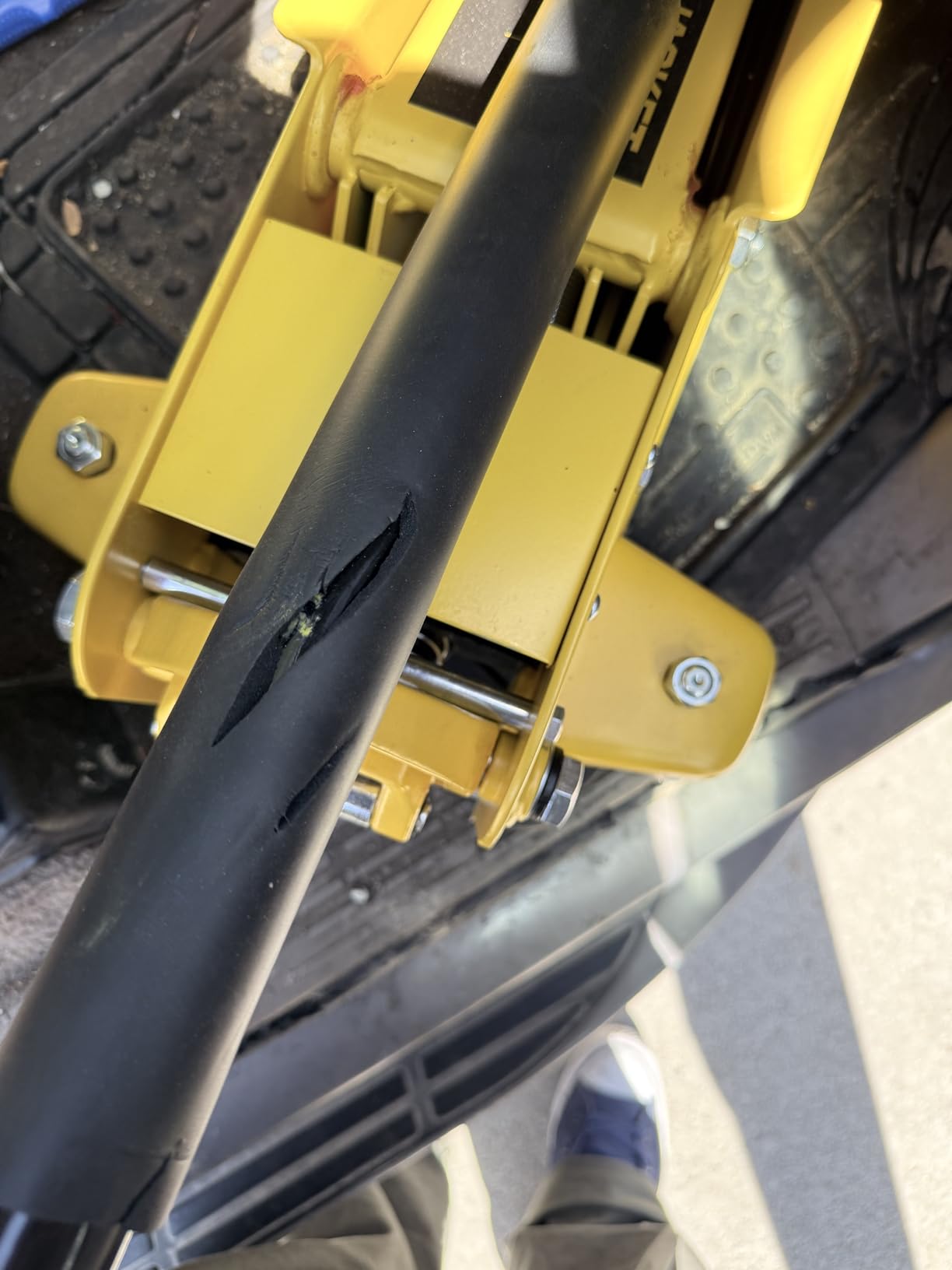 YELLOW JACKET Hydraulic Floor Jack, Quickly Lift Car Jack with Dual Pumps, Heavy Duty Steel Service Jack, 3 Ton (6600 lb) Capacity customer photo 2